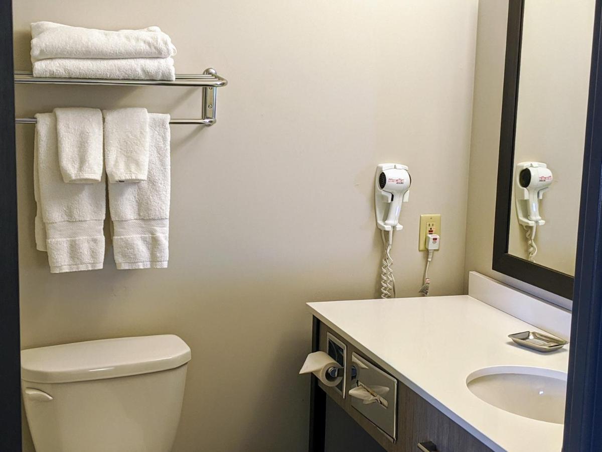 Deluxe Queen Room Mobility Access or Non-Smoking,1212794398:JPEG
