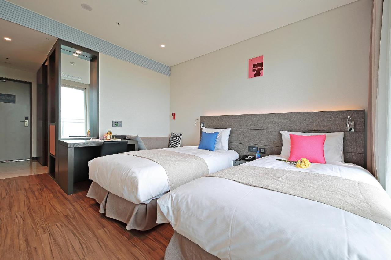 Premier Twin Room with Partial Sea View