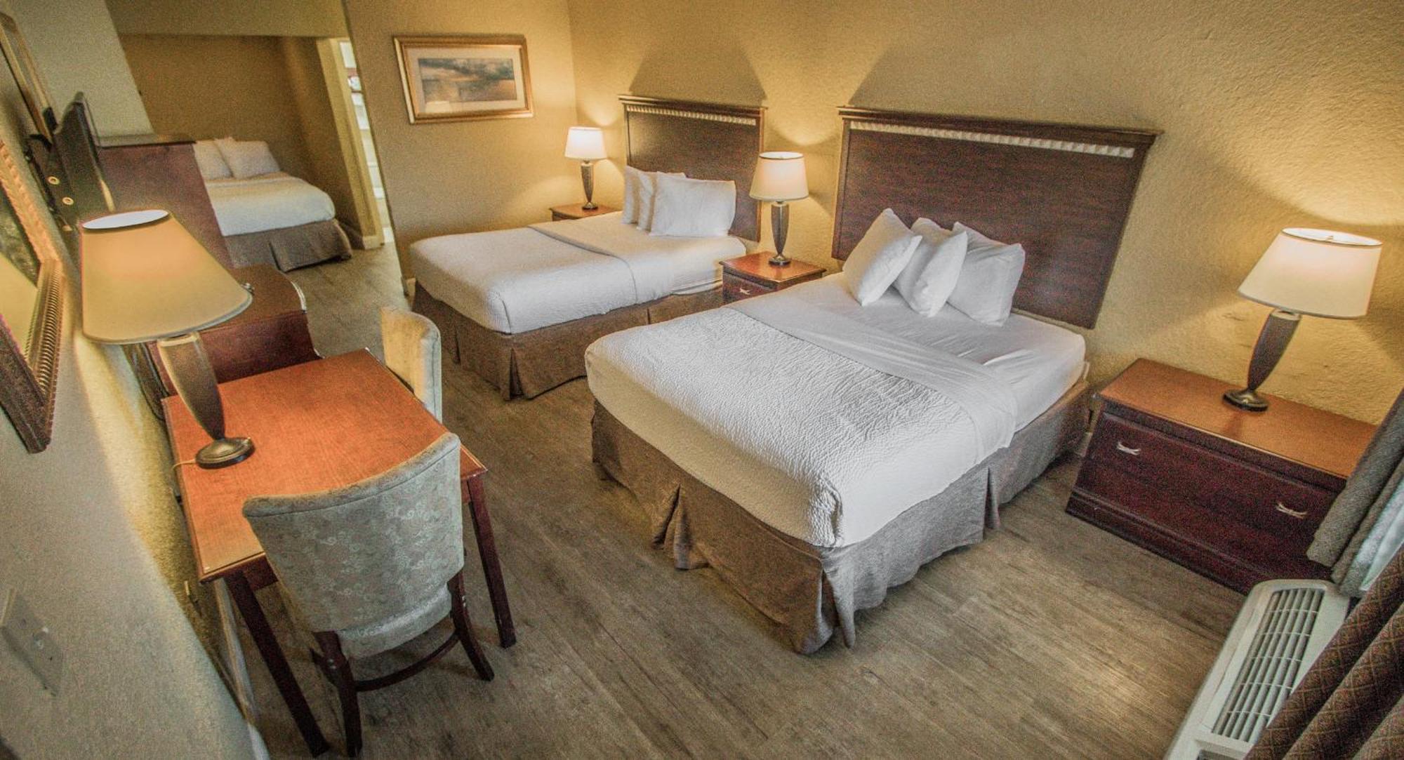 2 Queen Beds 1 Twin Bed Non-Smoking