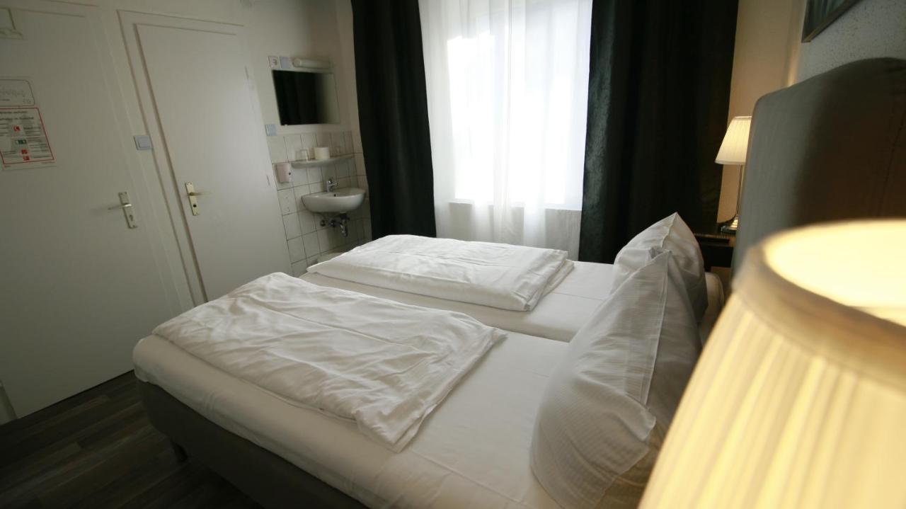 Small Double Room,1611056095:JPEG