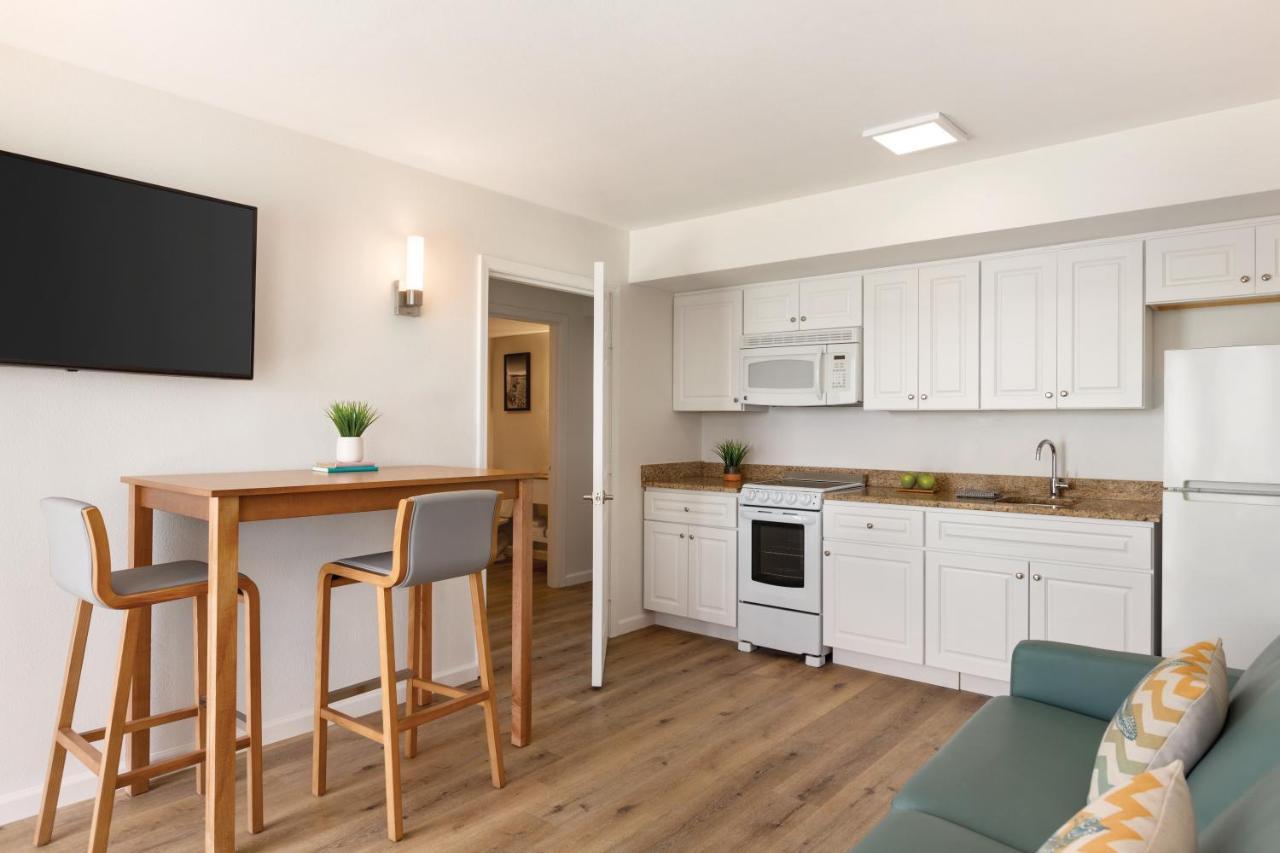 Two-Bedroom Penthouse Suite Two King Beds Kitchen Living Room & Whirlpool Non Smoking,1139343955:JPEG