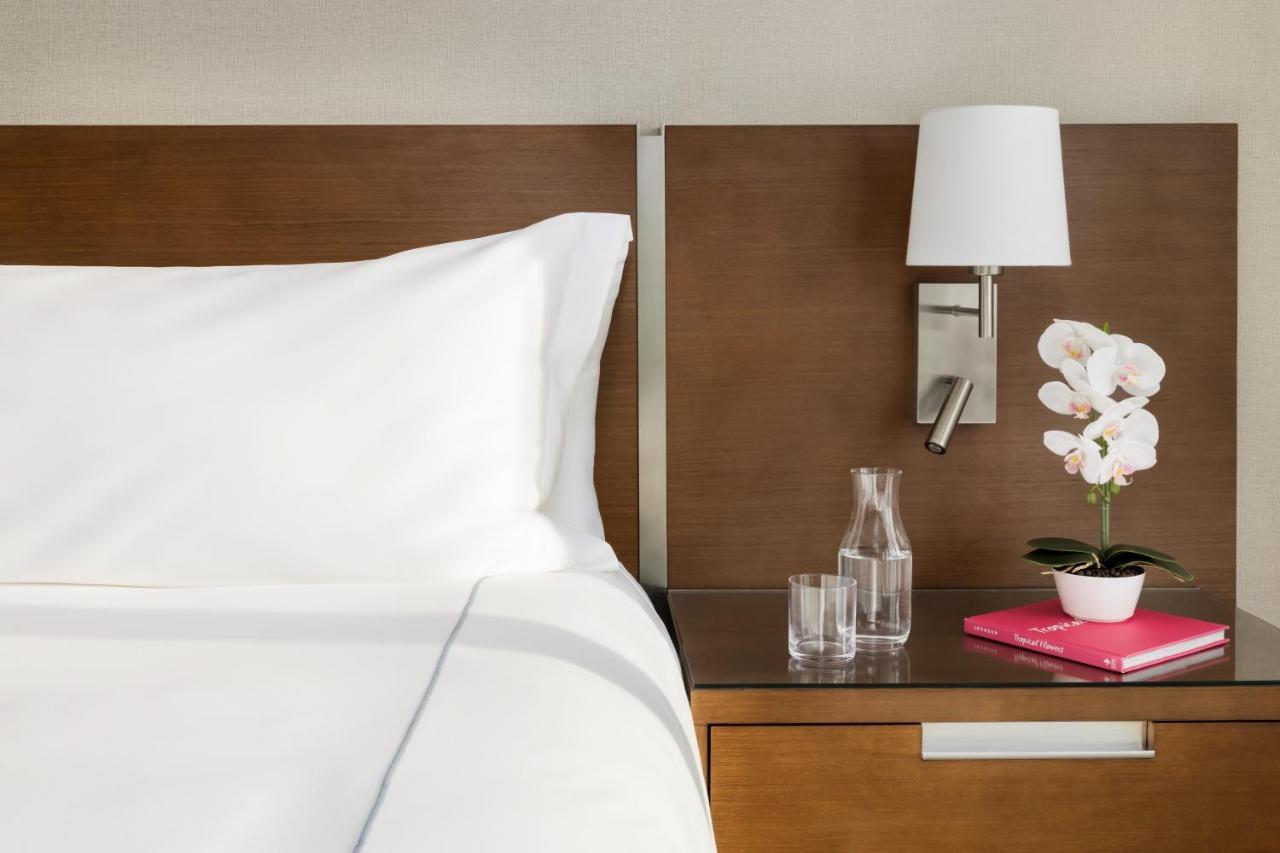 Quarto Deluxe com Cama King-size e Varanda Acessível para Hóspedes com Mobilidade Reduzida