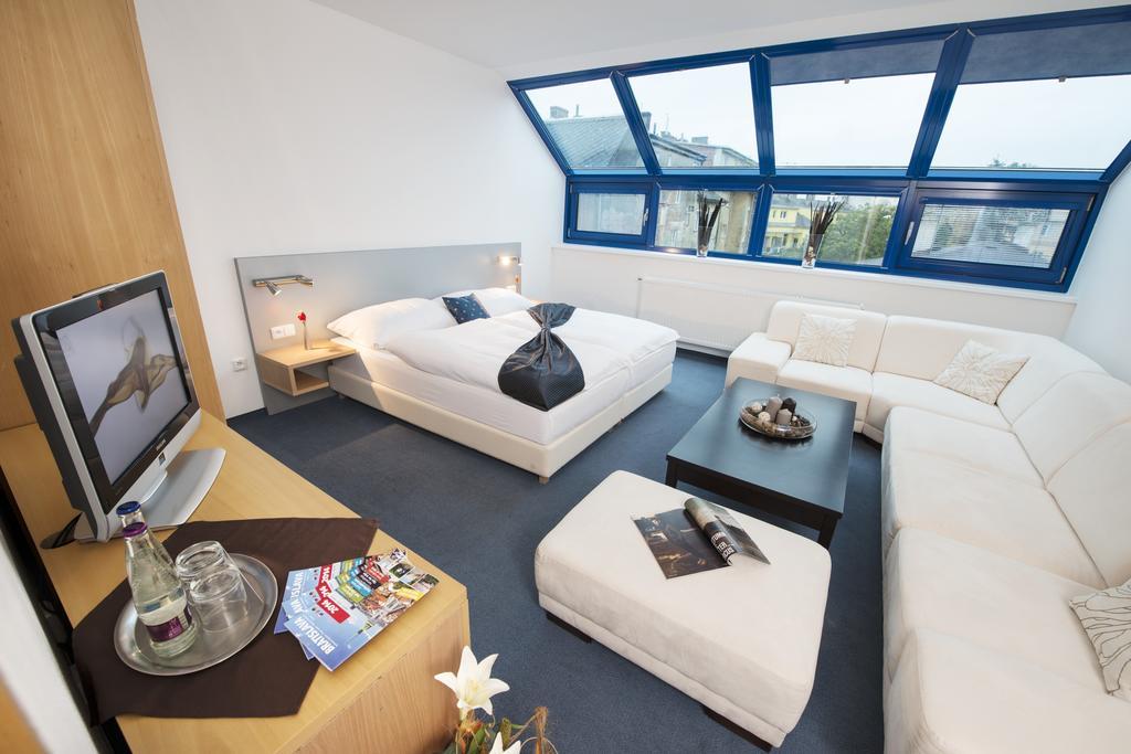 Family Room,537216528:JPEG