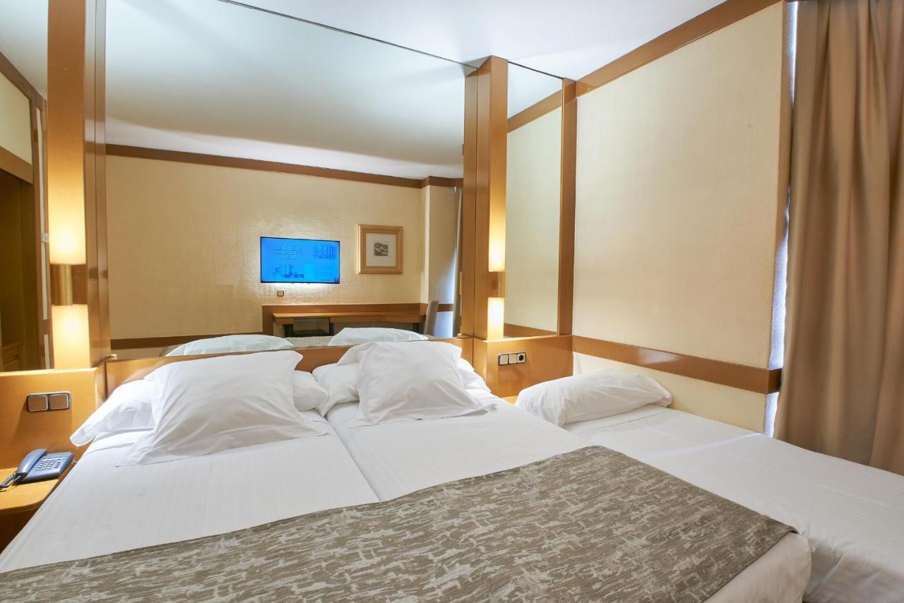 Twin Room with Extra Bed (2 Adults + 1 Child),1199715952:JPEG