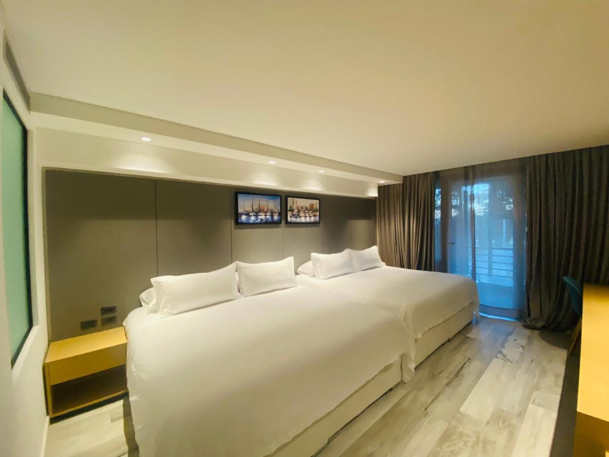 Deluxe King Suite,1068513850:JPEG