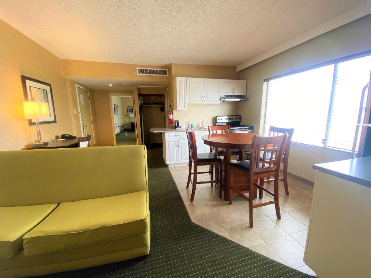 Deluxe King Suite with Sofa Bed and Kitchen - Non-Smoking
