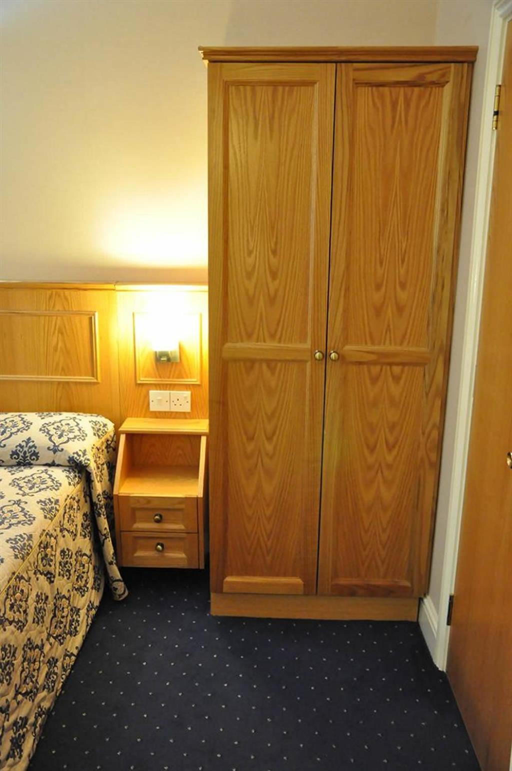 Triple Room Bathroom,1208850355:JPEG