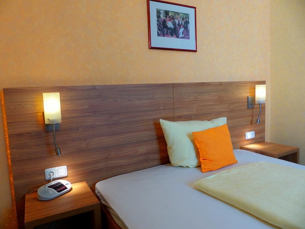 Small Double Room,122133601:JPEG