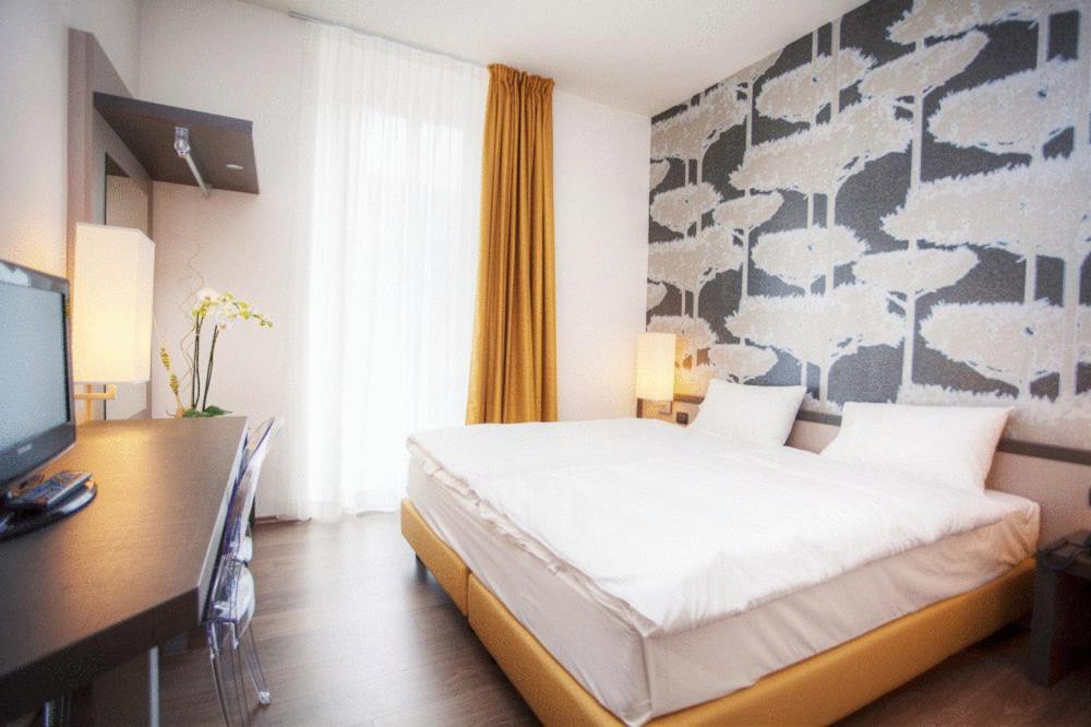 Double Room,1438224958:JPEG