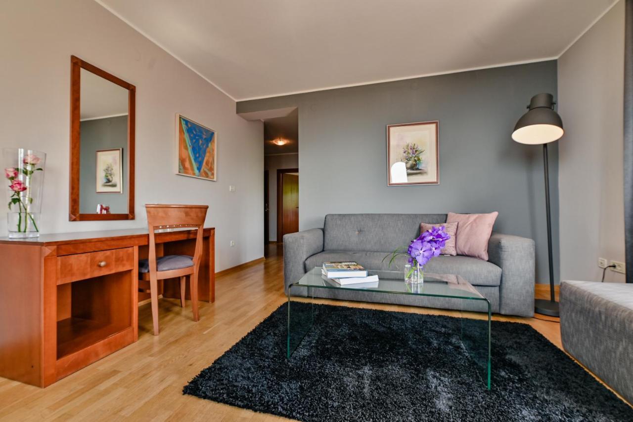 One-Bedroom Apartment,1269301891:JPEG