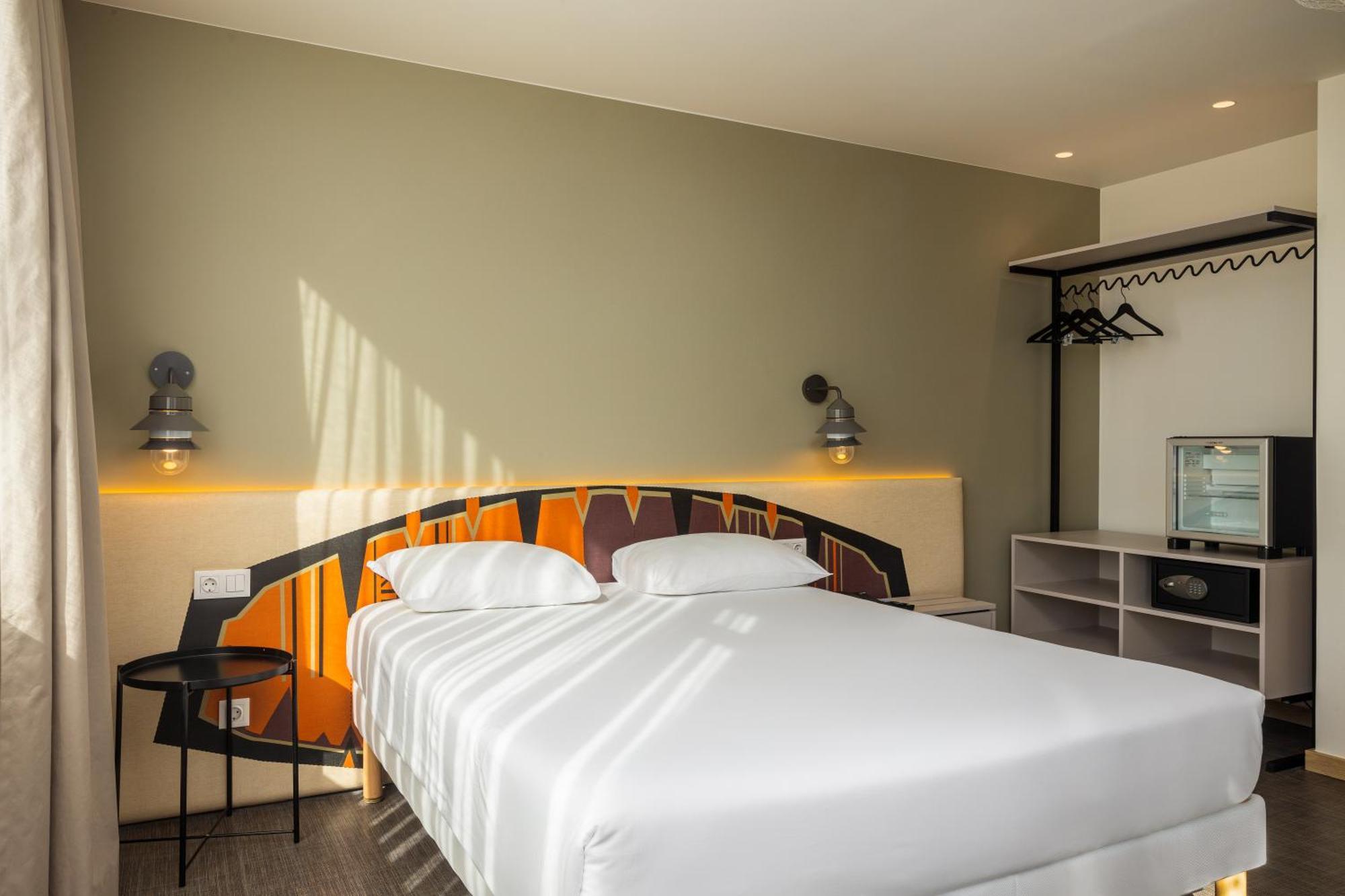 Large Double Room with Balcony and View,1704821238:JPEG