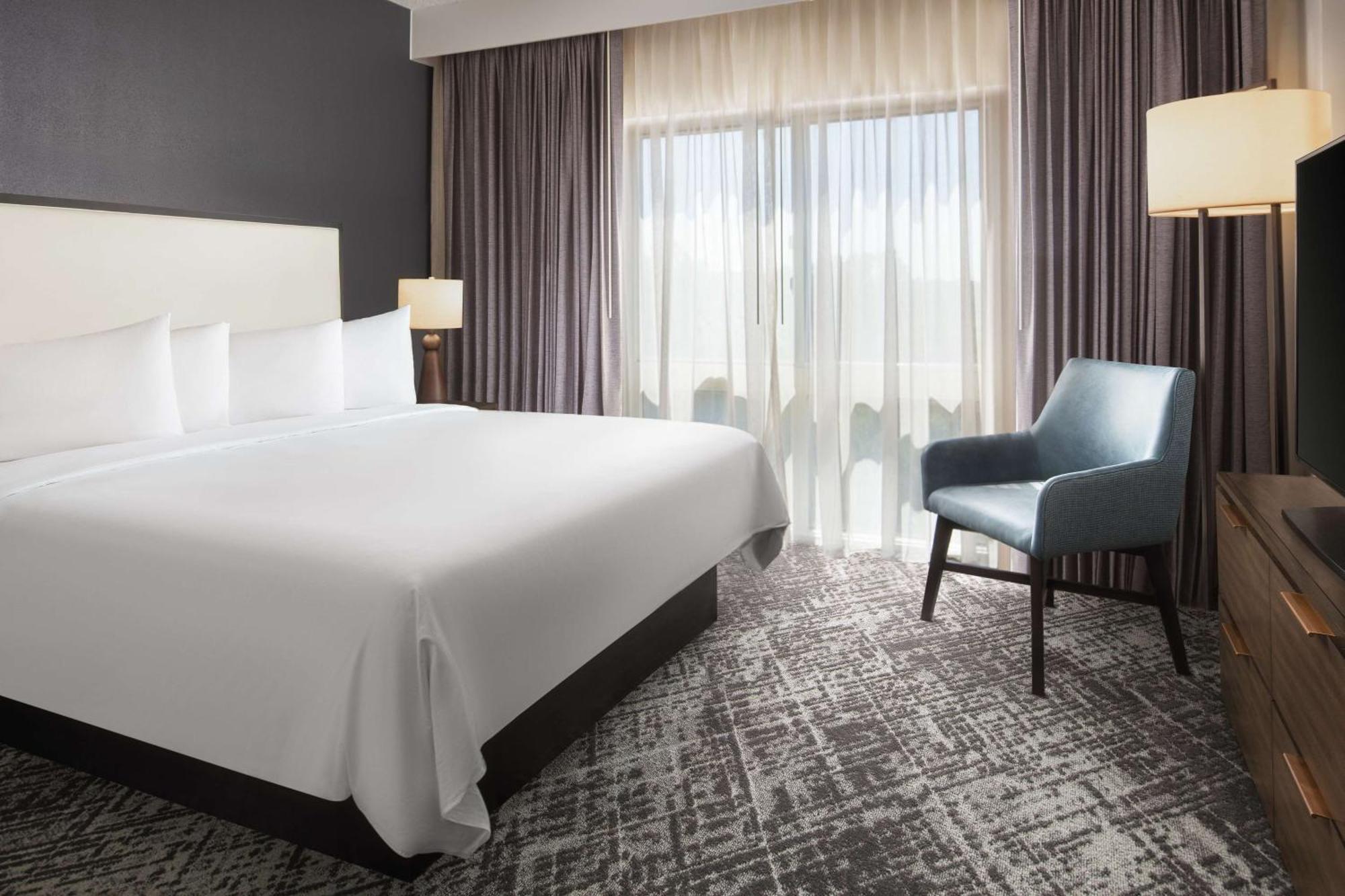 Queen Suite - Mobility Accessible with Tub,1548811543:JPEG