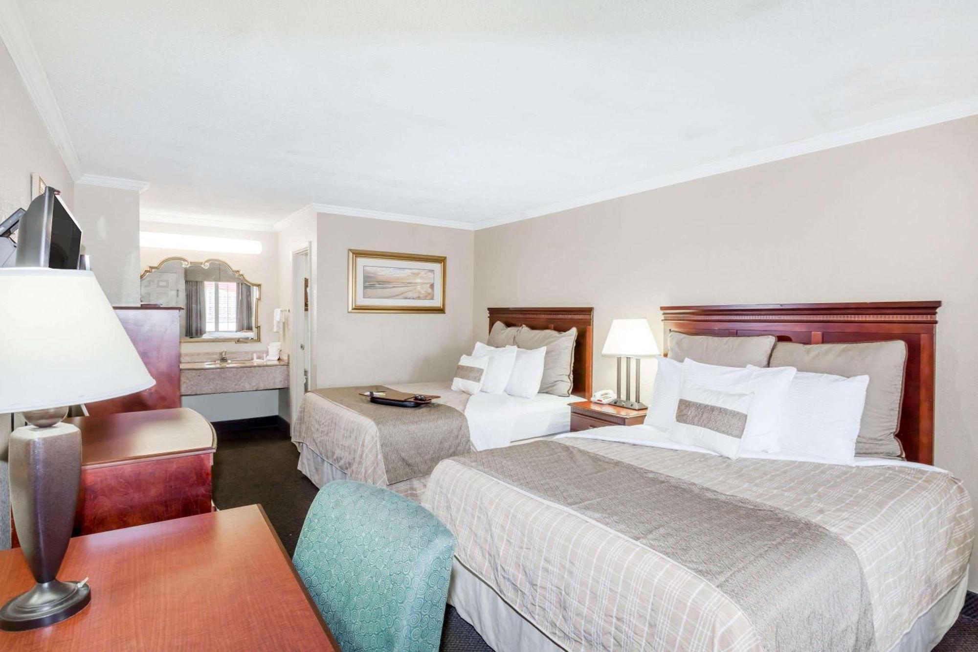 Queen Room Two Queen Beds Smoking