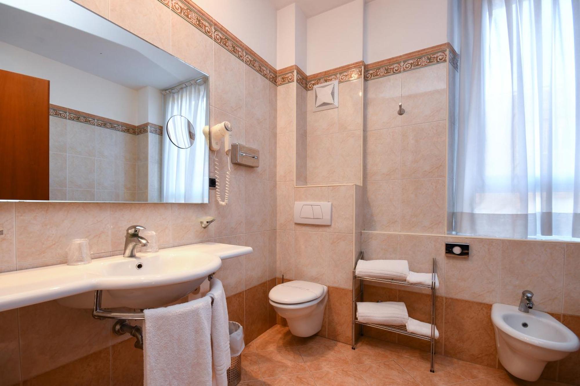 Standard Double Room,558920454:JPEG