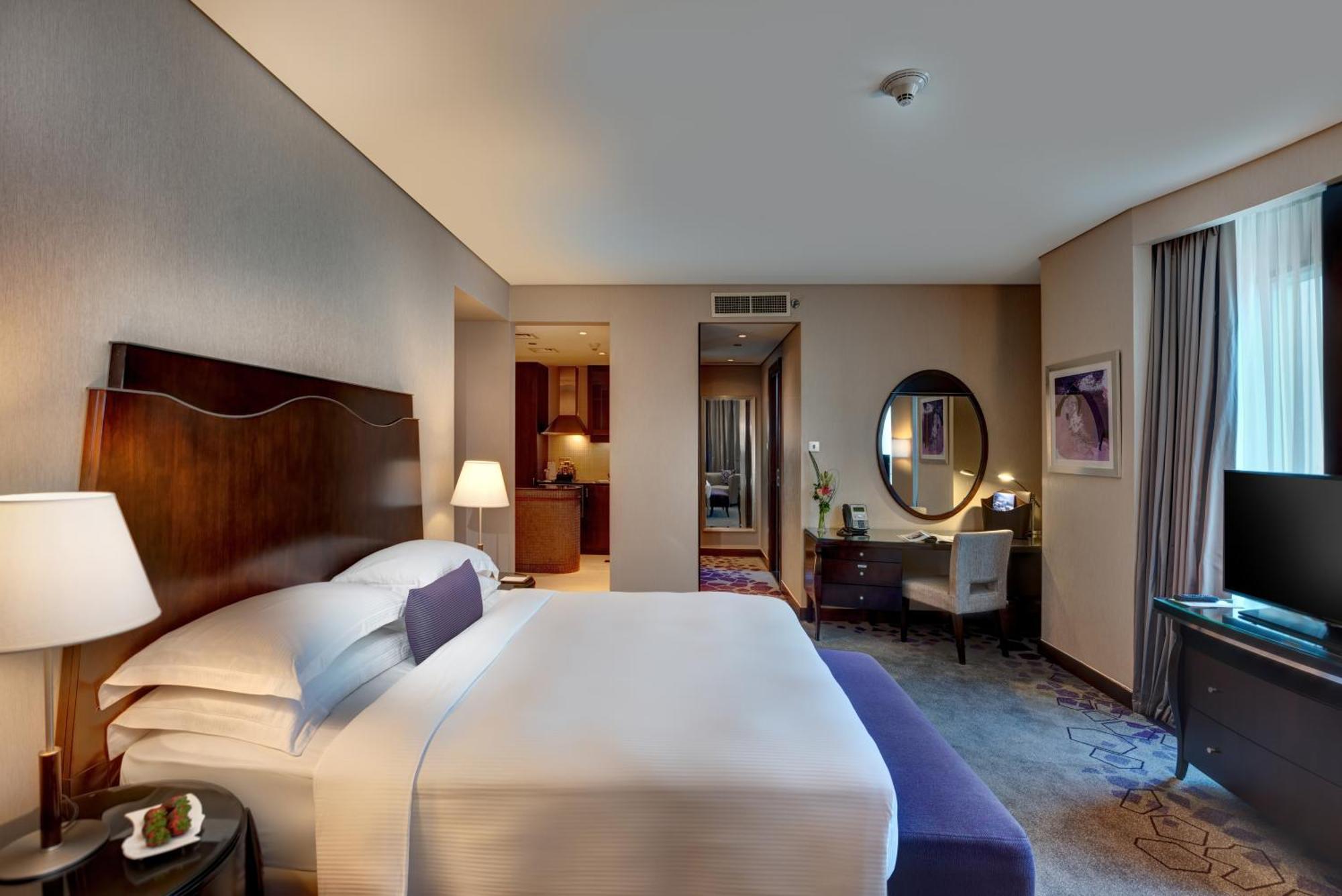 Large Corner Room - King Bed,1331015867:JPEG