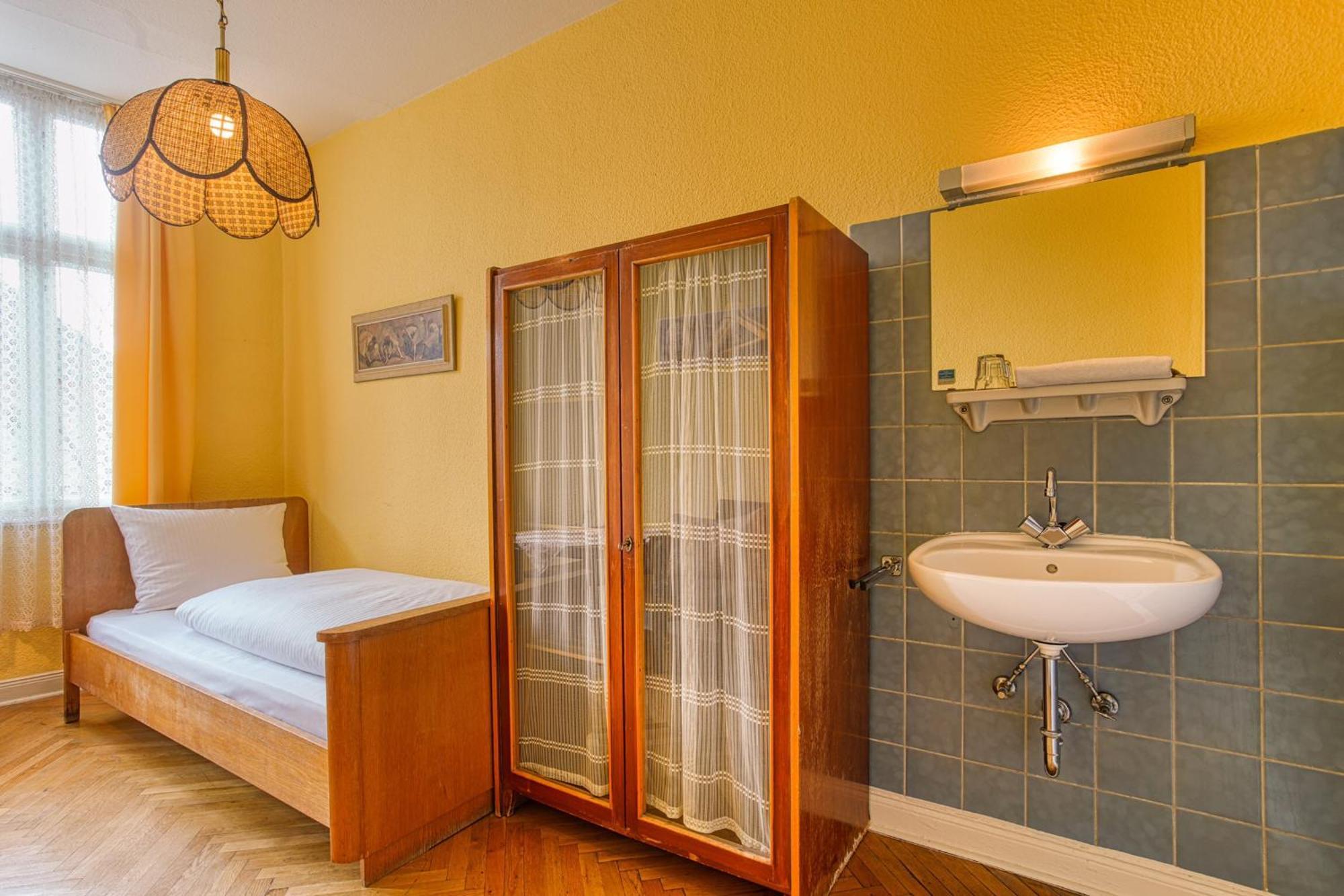 Single Room with Shared Bathroom,1580601909:JPEG