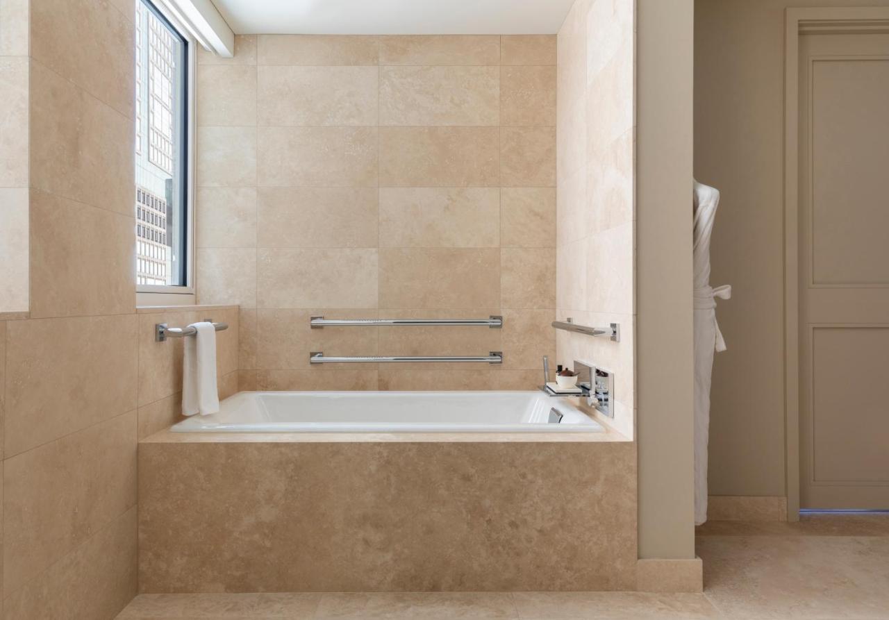King Room Accessible Shower Tub