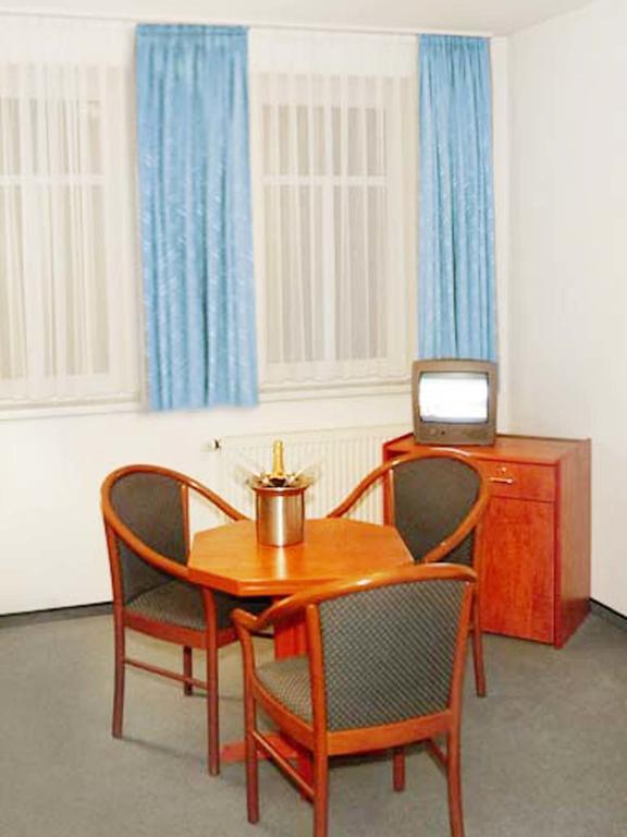 Family Room,136697742:JPEG