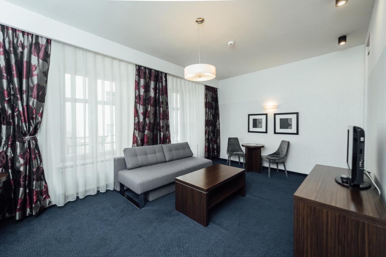 Family Room,1370852789:JPEG