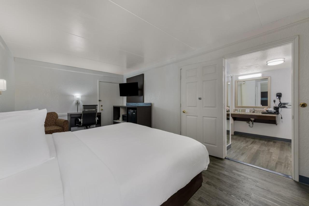King Room Accessible or Non-Smoking