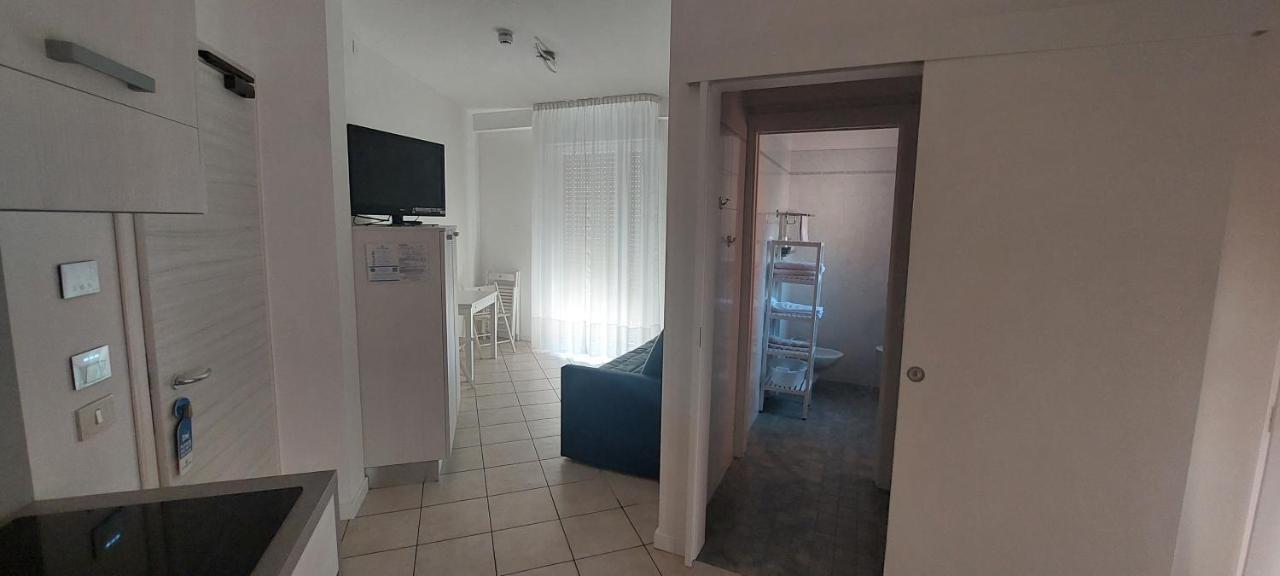 Family Room Kitchenette,1394399165:JPEG