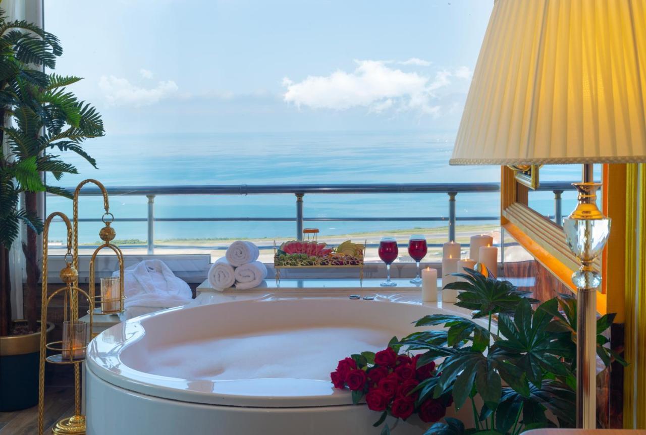 Queen Suite with Hot Tub and Sea View,1415672841:JPEG