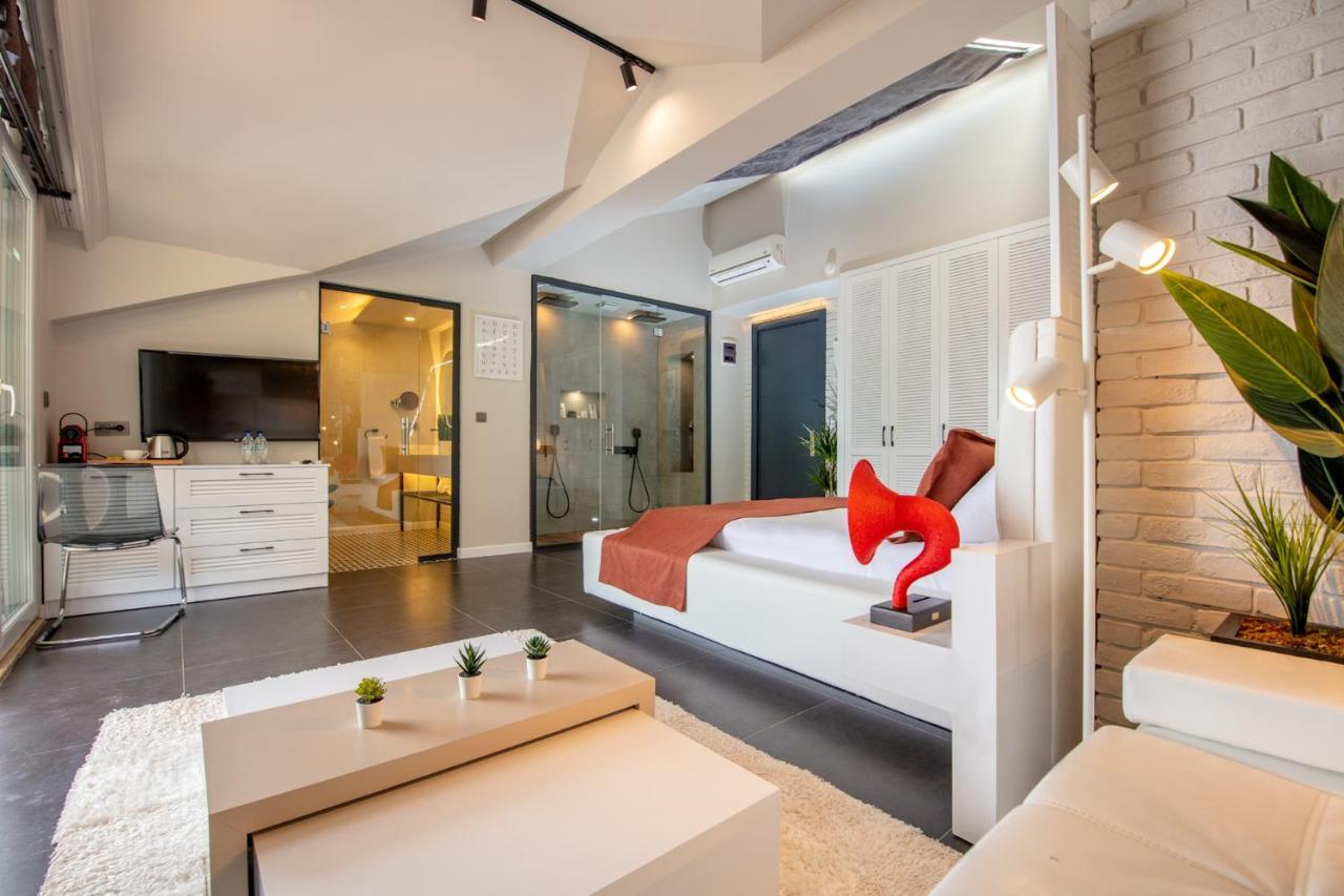 Honeymoon Suite,1438132192:JPEG