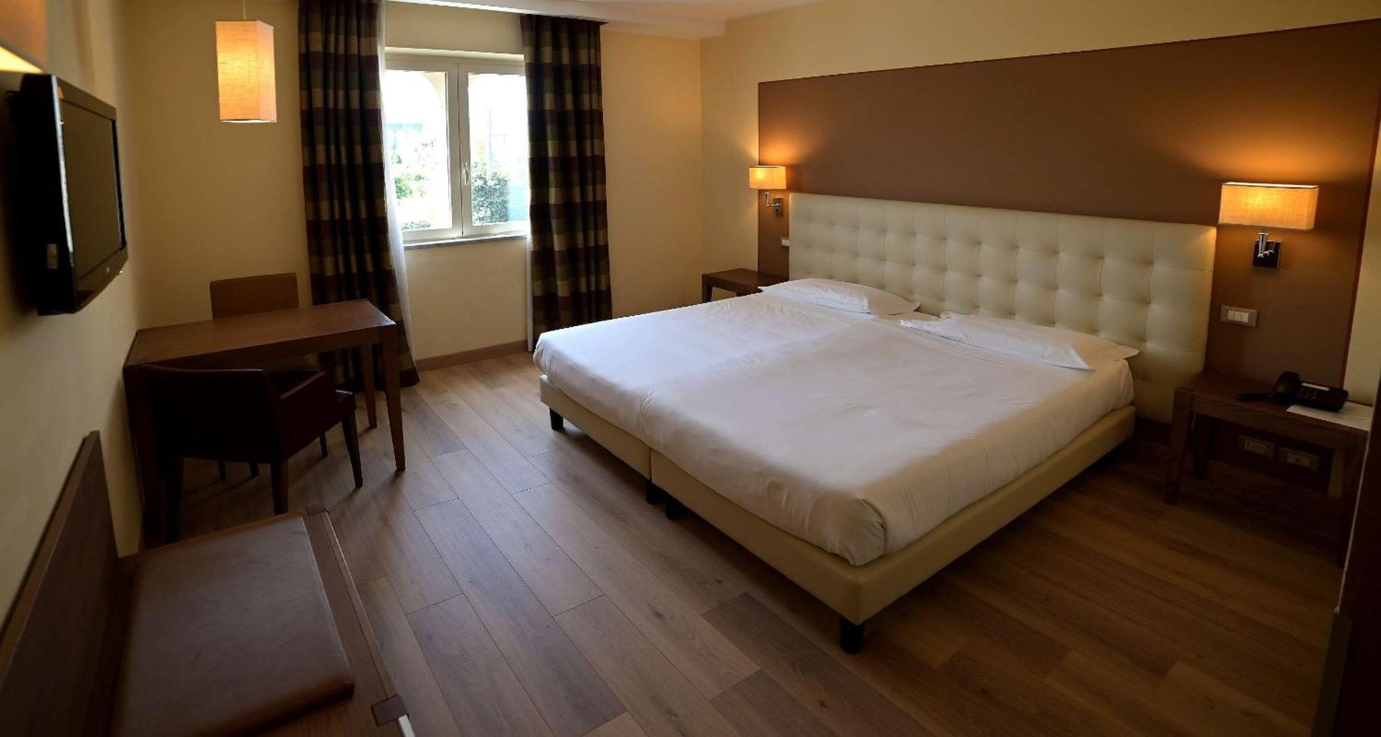 Classic King Room,1274656042:JPEG