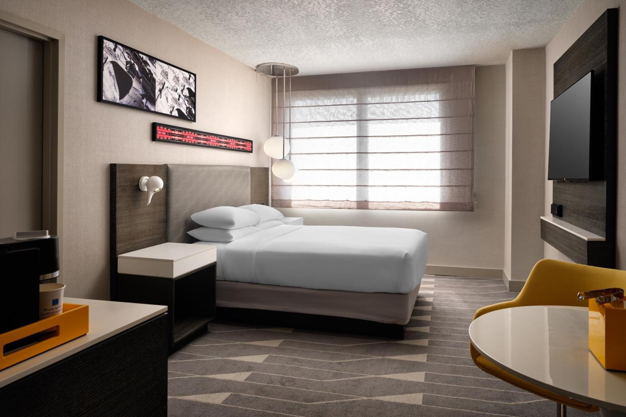 Queen Room with City View - High Floor