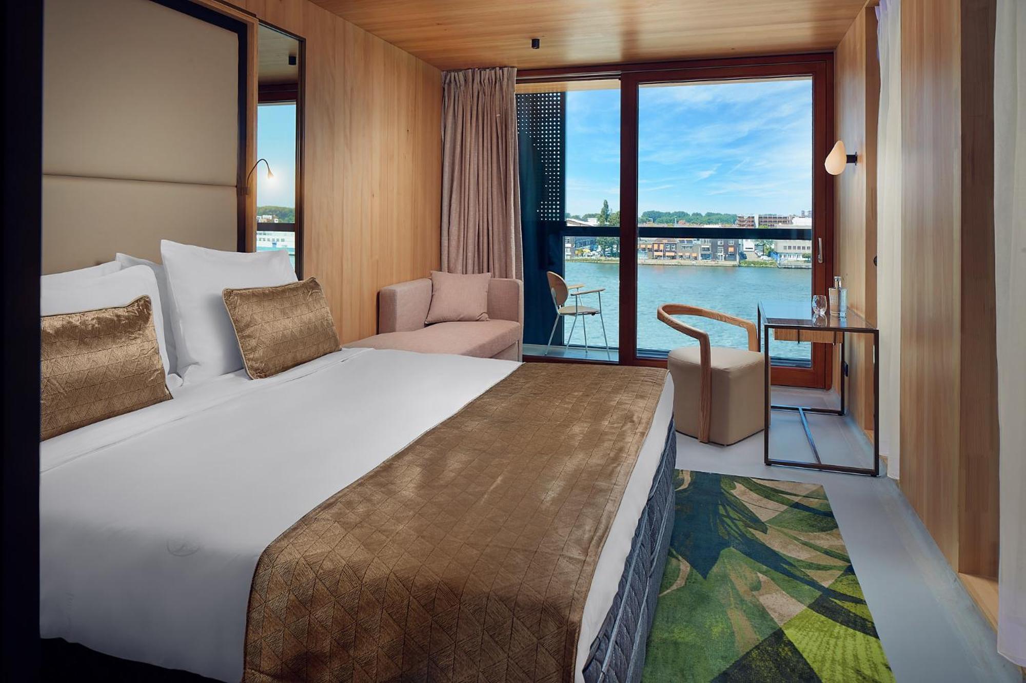 Superior Room with Bath, Shower & Balcony,1589514647:JPEG
