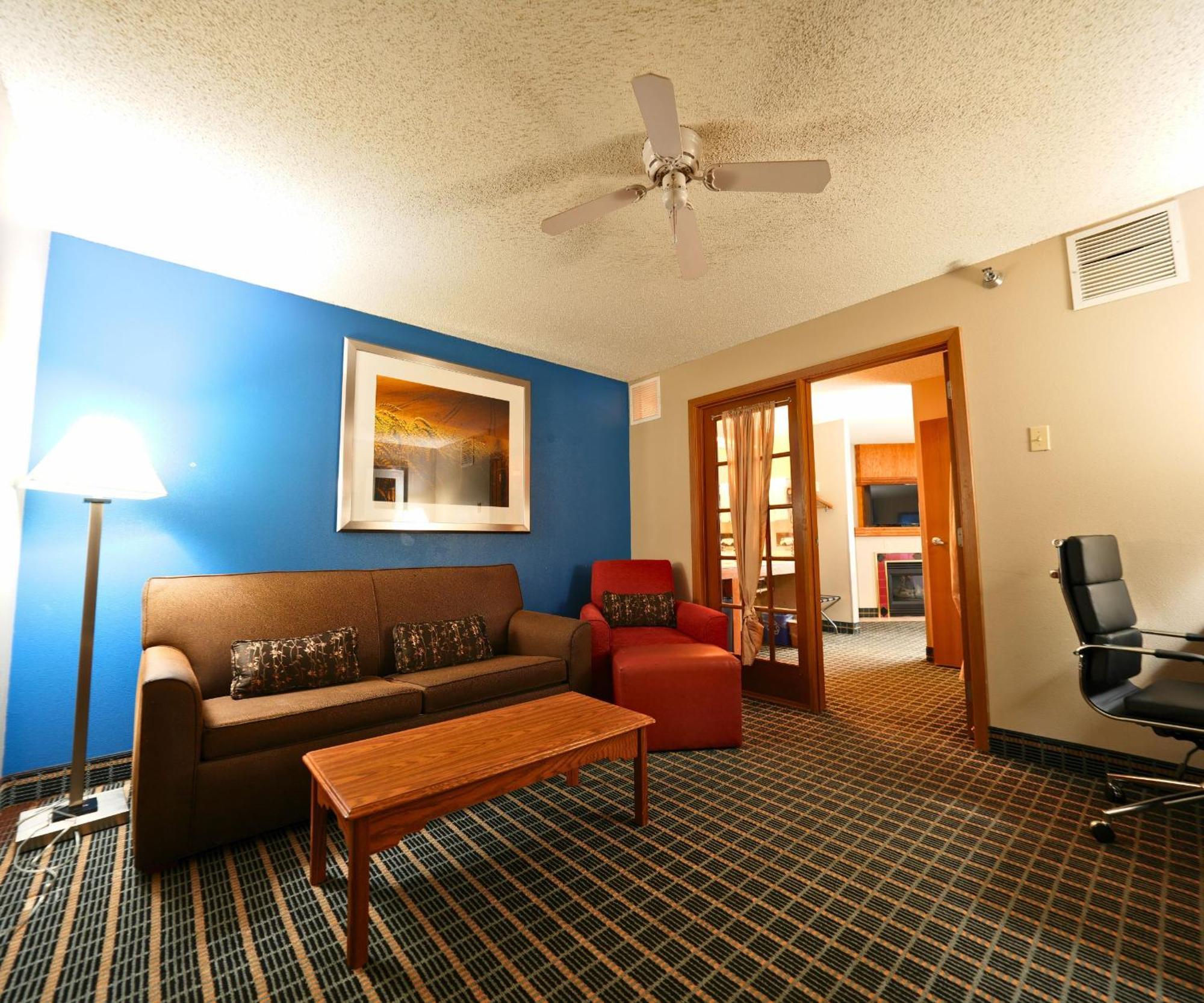 Studio King Suite with Sofa Bed and Jetted Tub - Non-Smoking