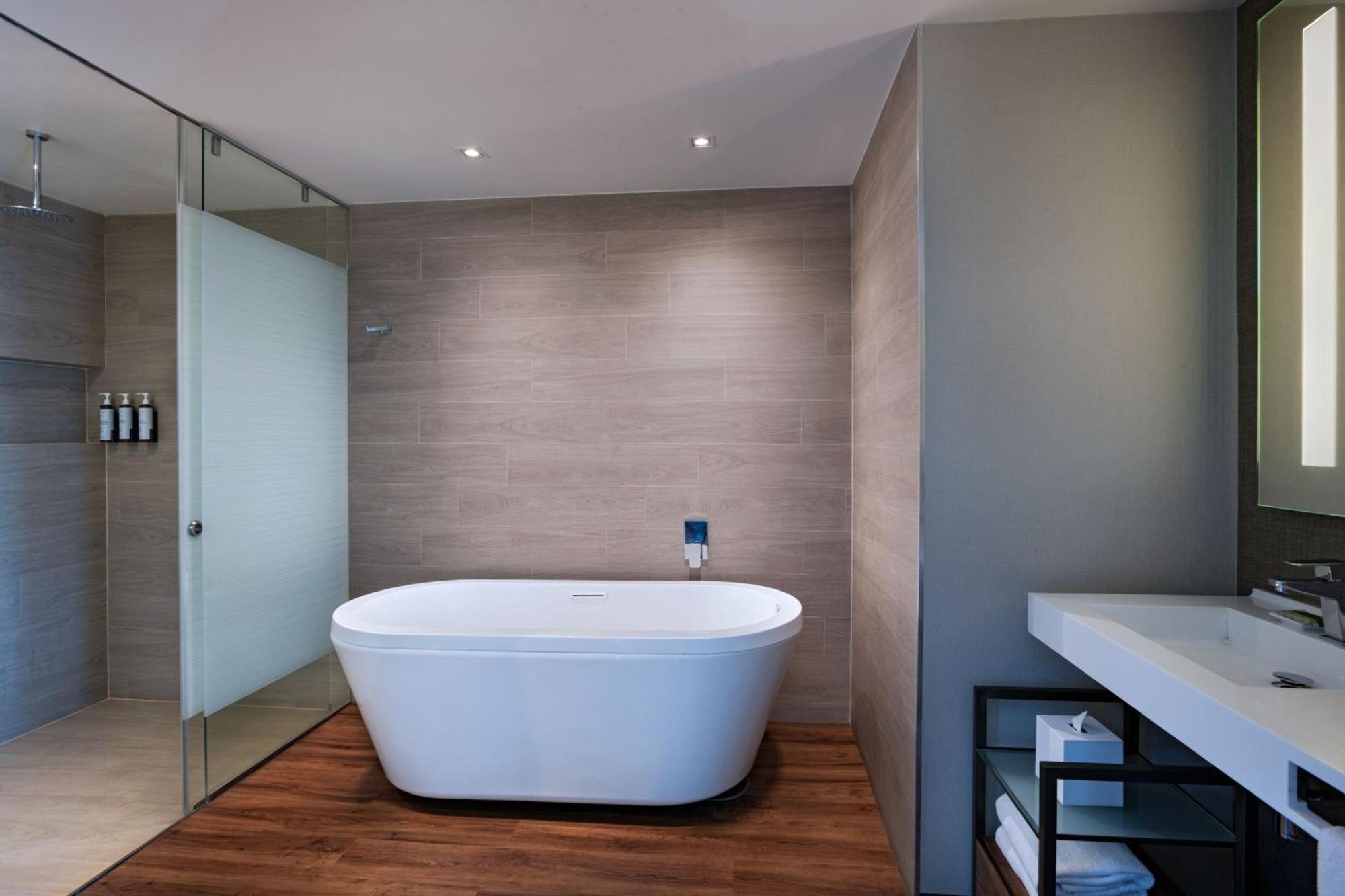 Deluxe Suite Spa Bath,1524445912:JPEG