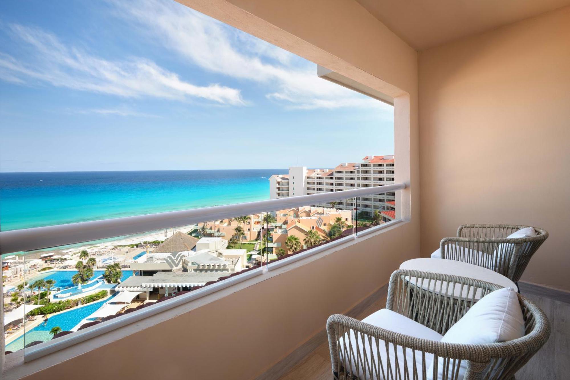 Superior King Room with Ocean View - Non-Smoking