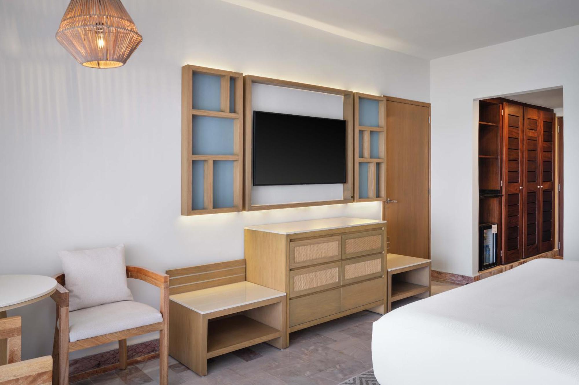 Superior King Room with Lagoon View - Non-Smoking