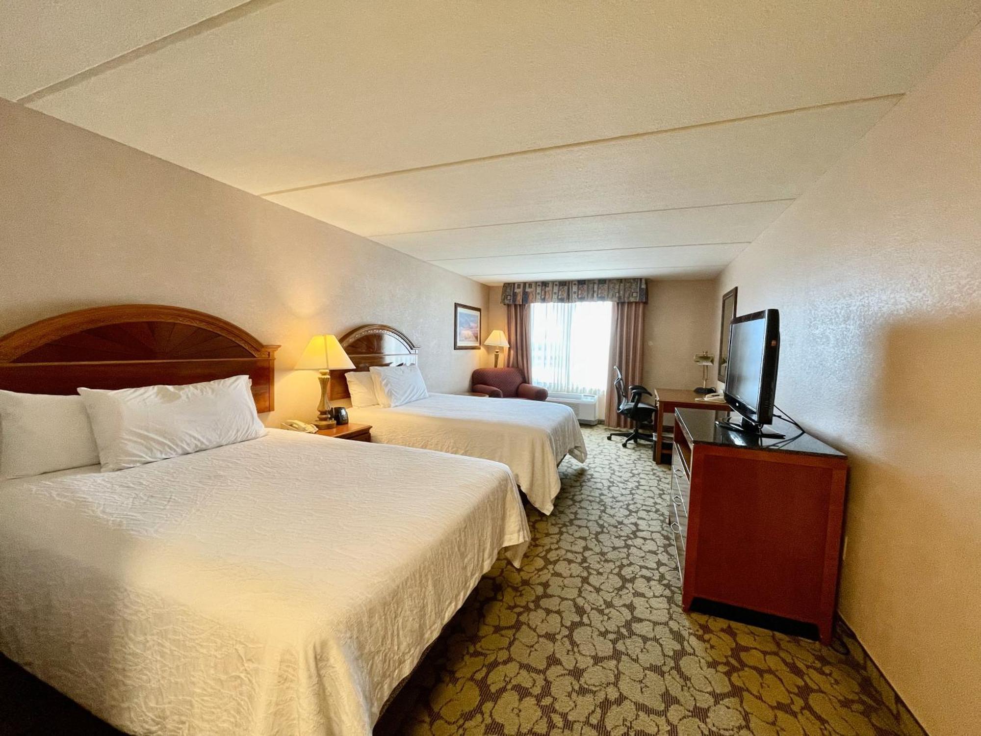 Queen Room Two Queen Beds Mobility or Hearing Accessible,1530852220:JPEG