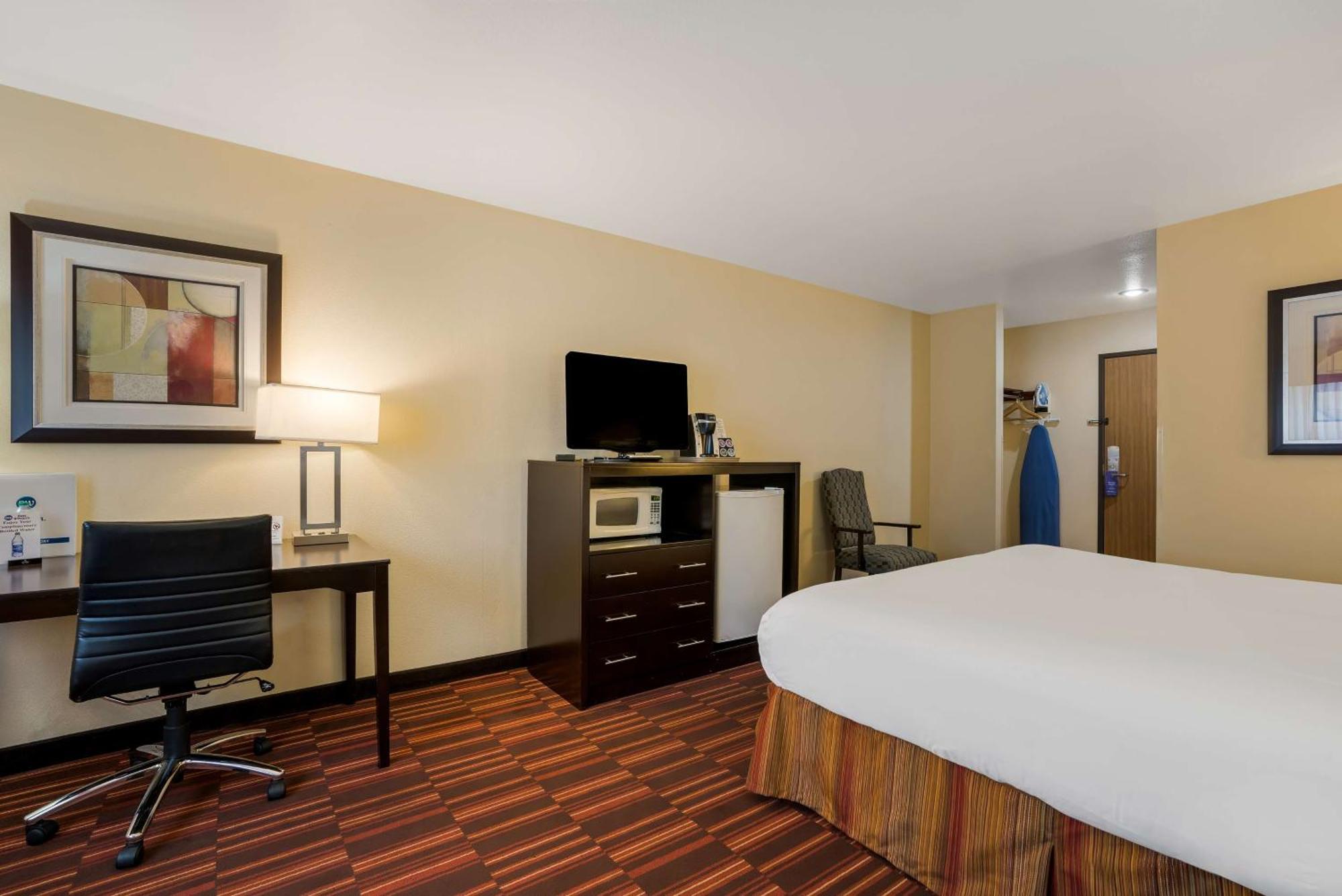 King Room Bath Tub Mobility Accessible or Non-Smoking