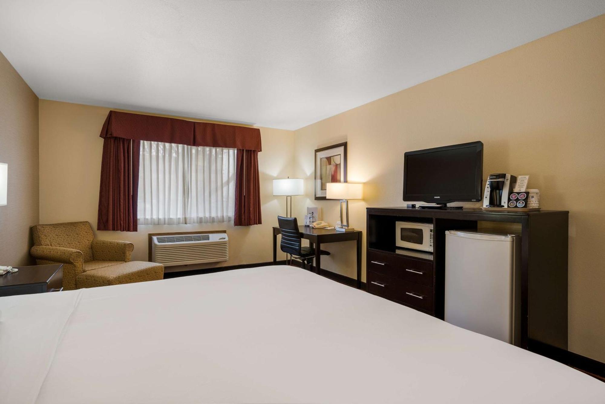 King Room Bath Tub Mobility Accessible or Non-Smoking