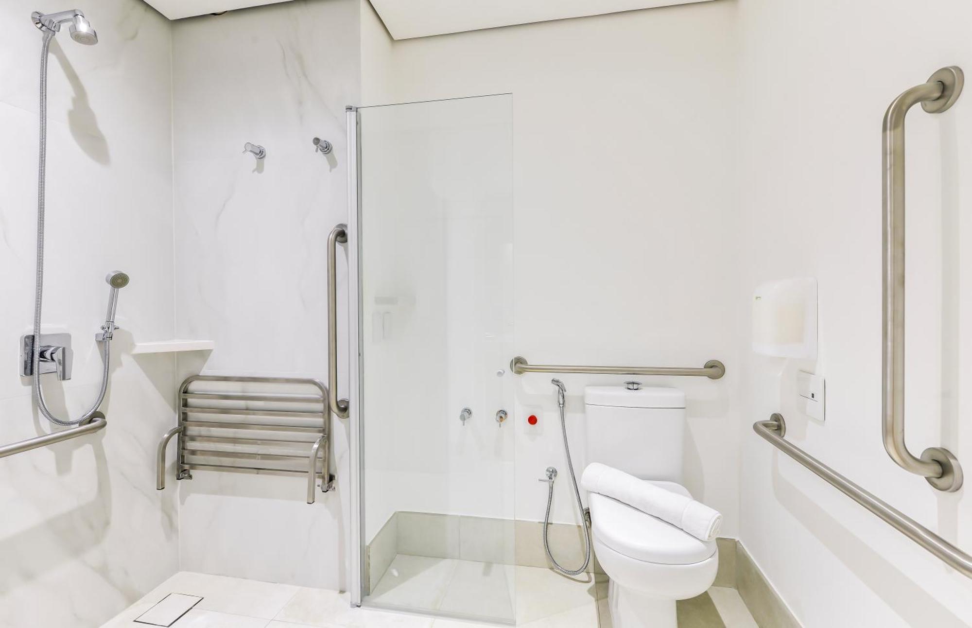 Queen Room with Roll-in Shower - Mobility Accessible,1544111506:JPEG