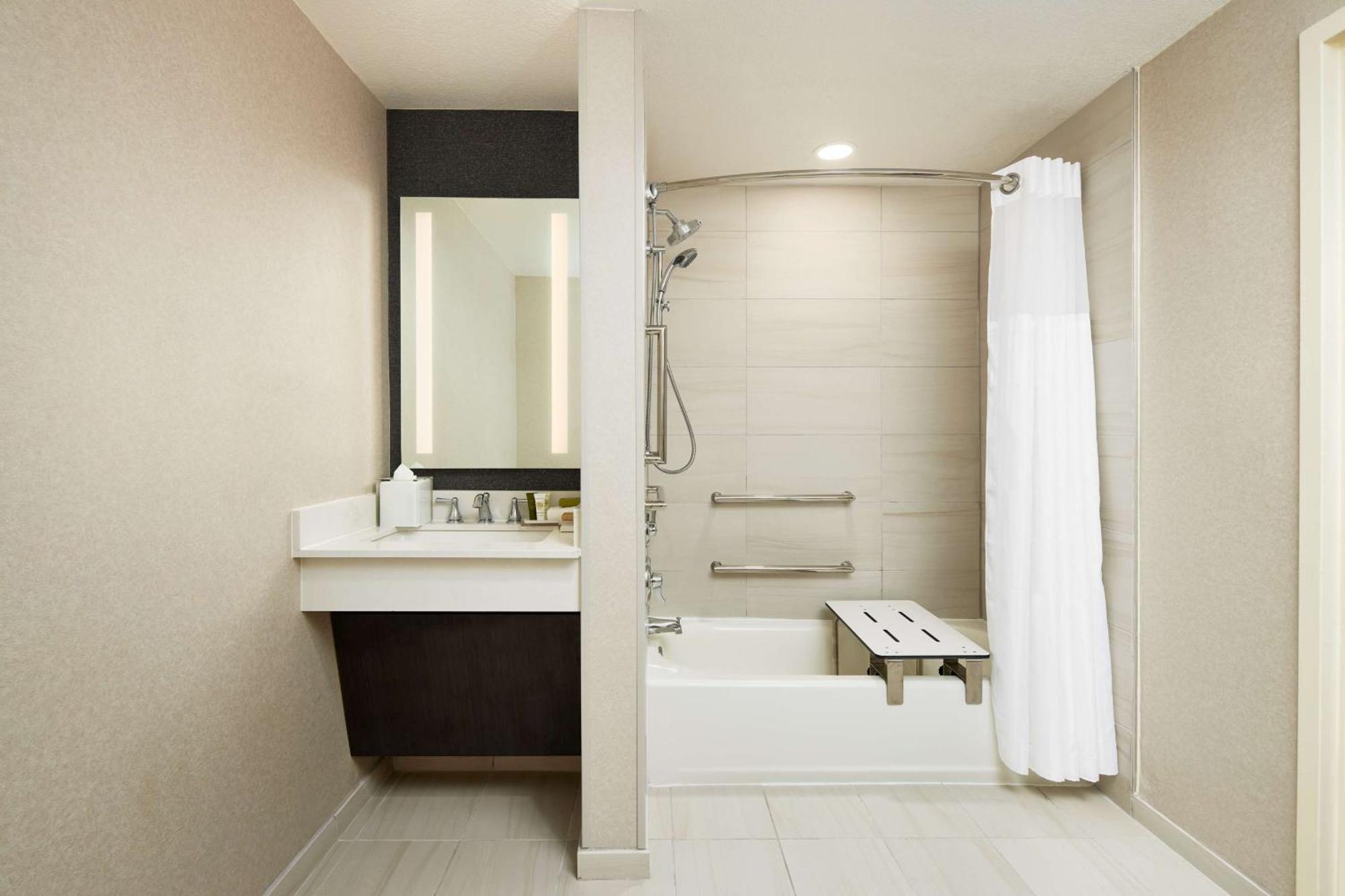 Queen Suite Mobility Accessible Tub