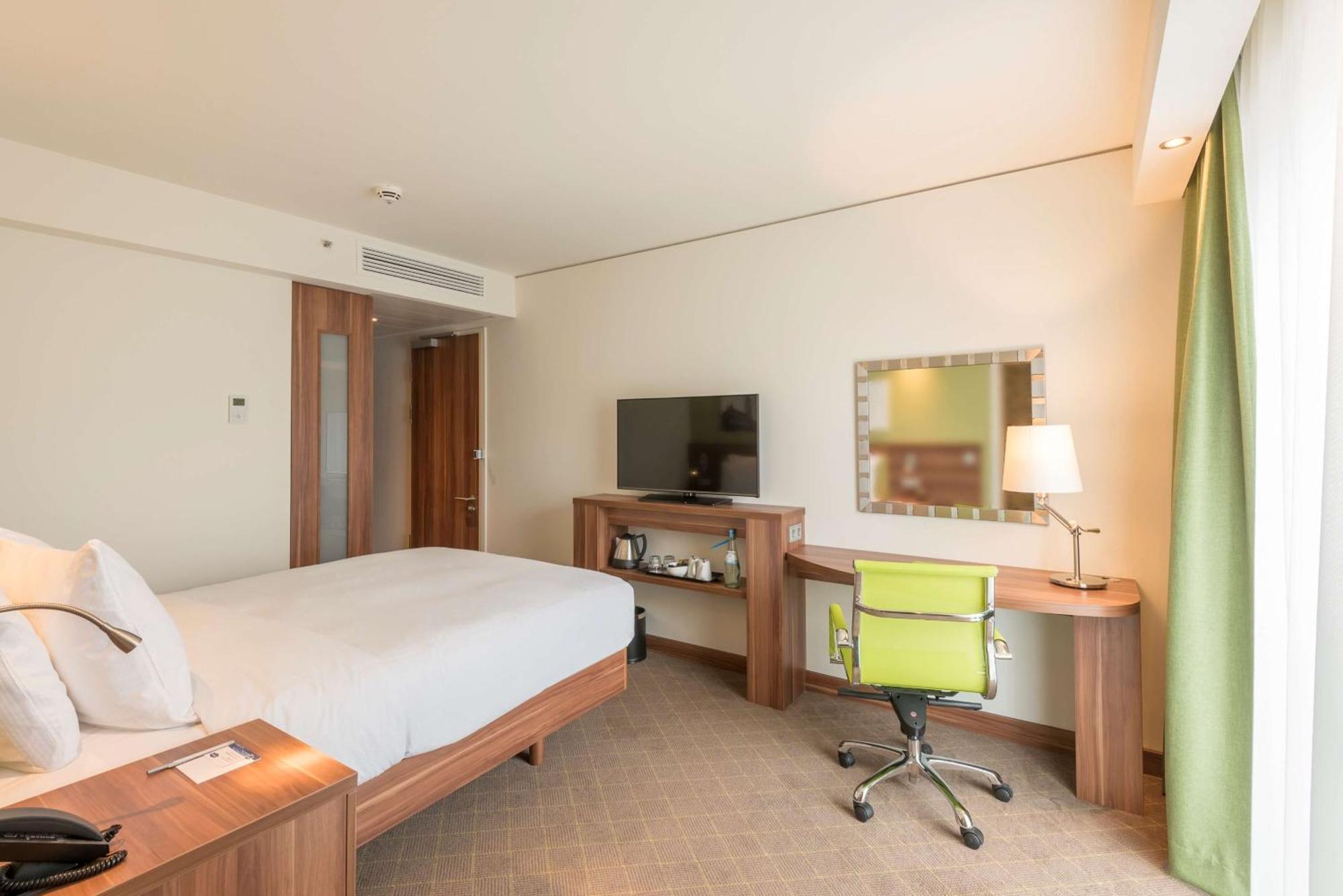 Queen Room,1552464010:JPEG