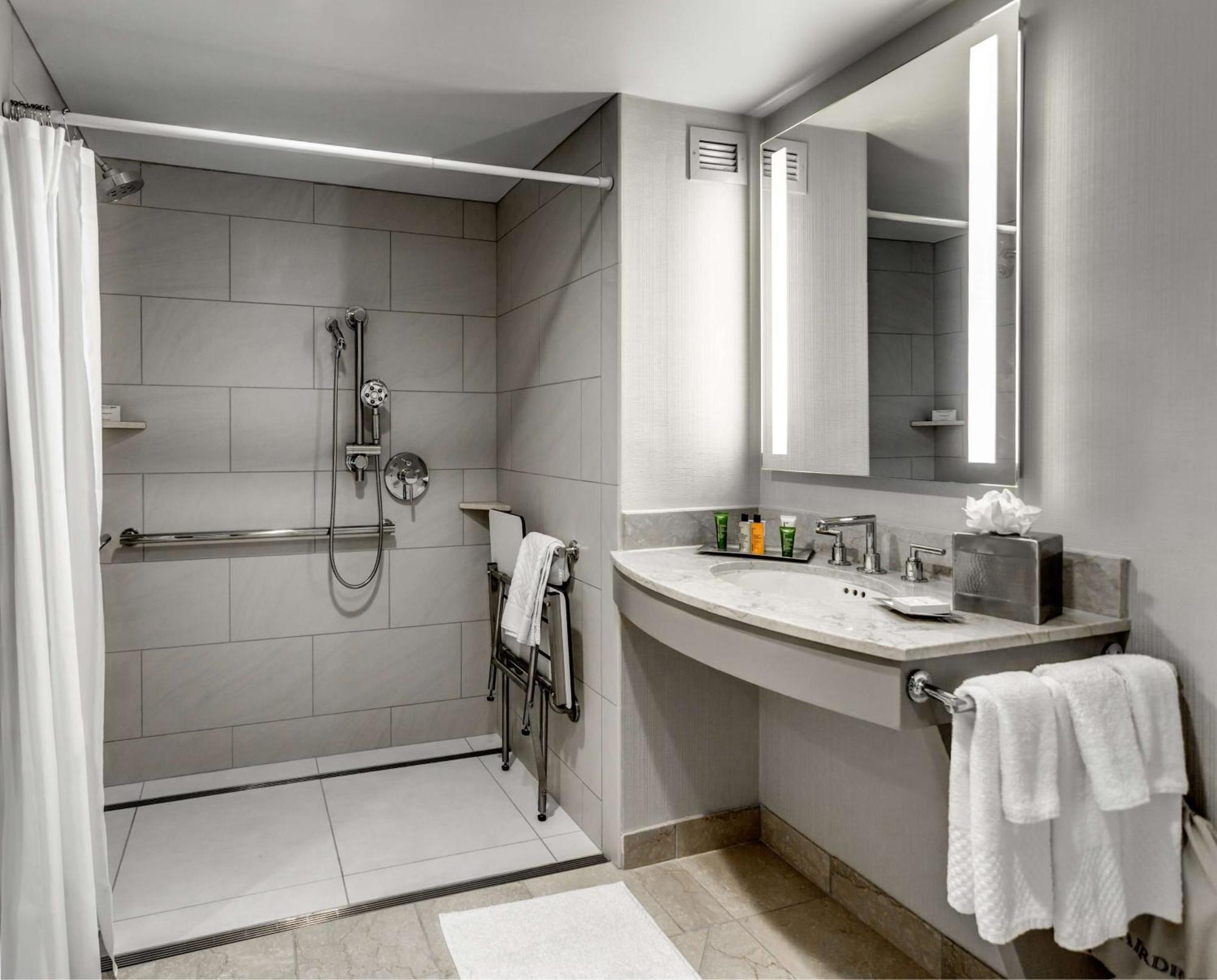 King Room with Accessible Tub - Mobility Access