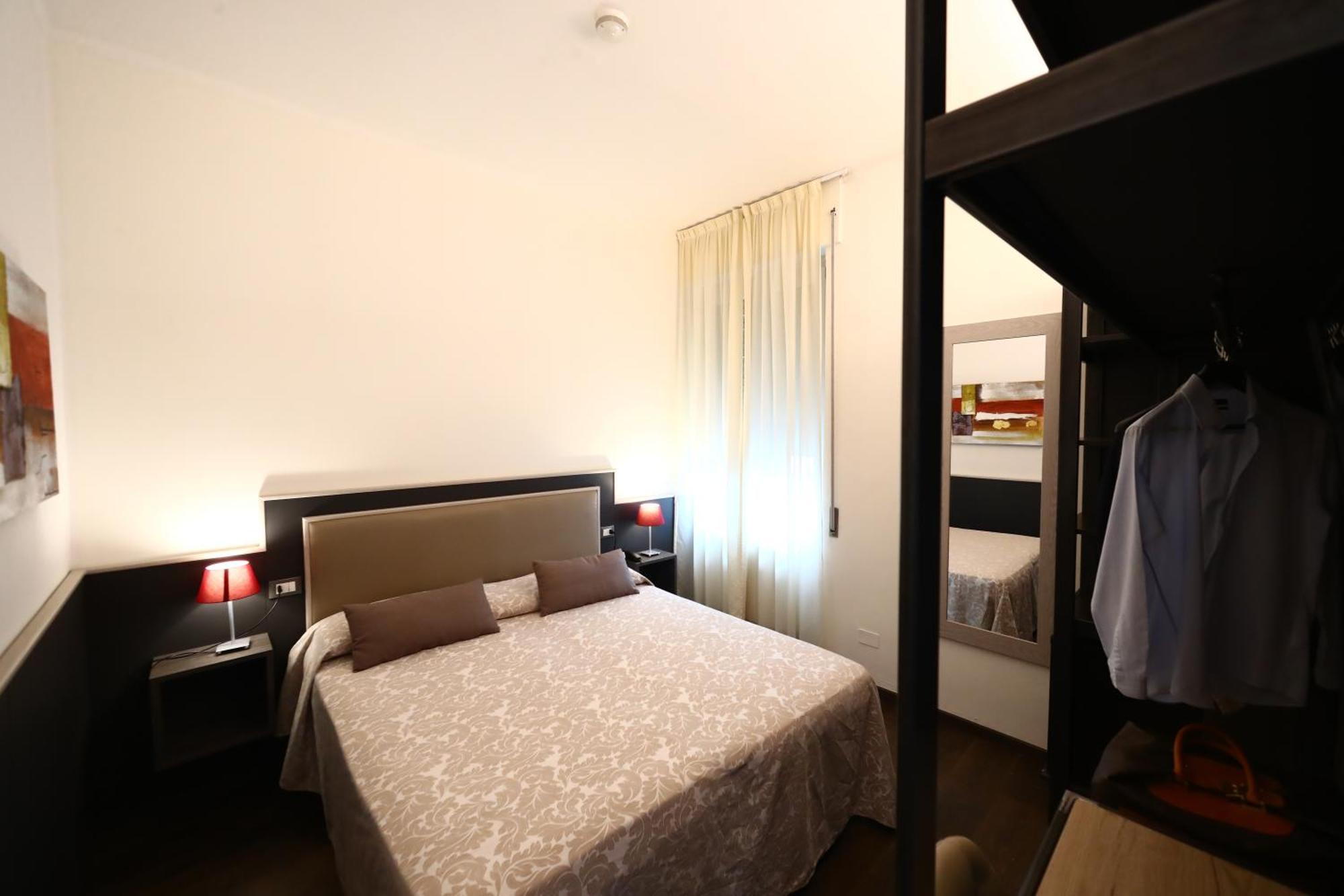 Small Double Room,917276650:JPEG