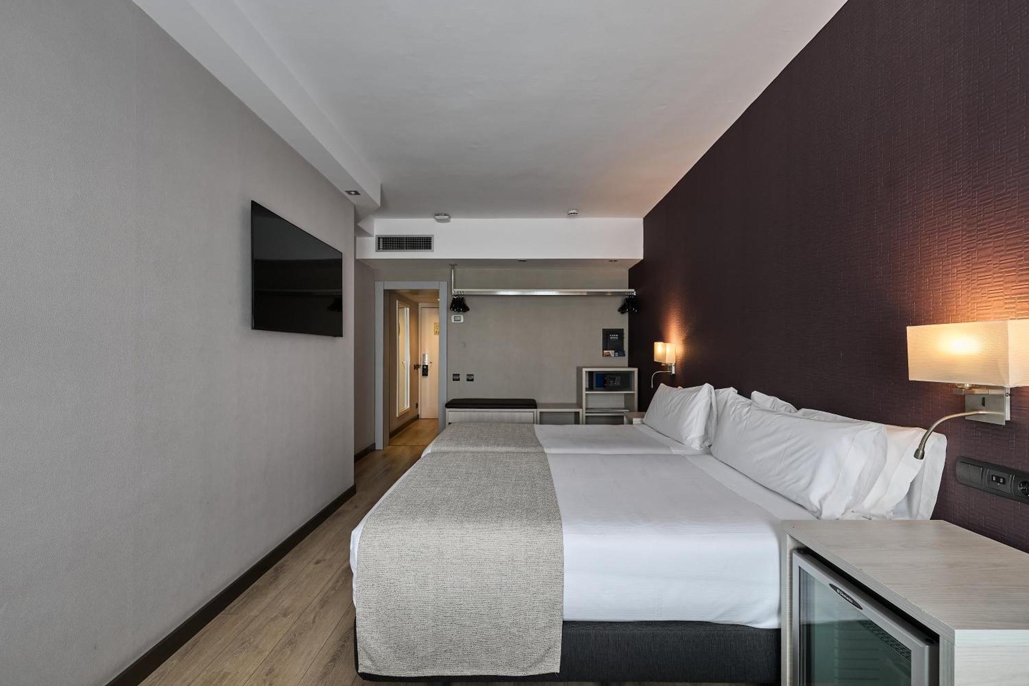 Chambre Triple (2 Adultes & 1 Enfant)
