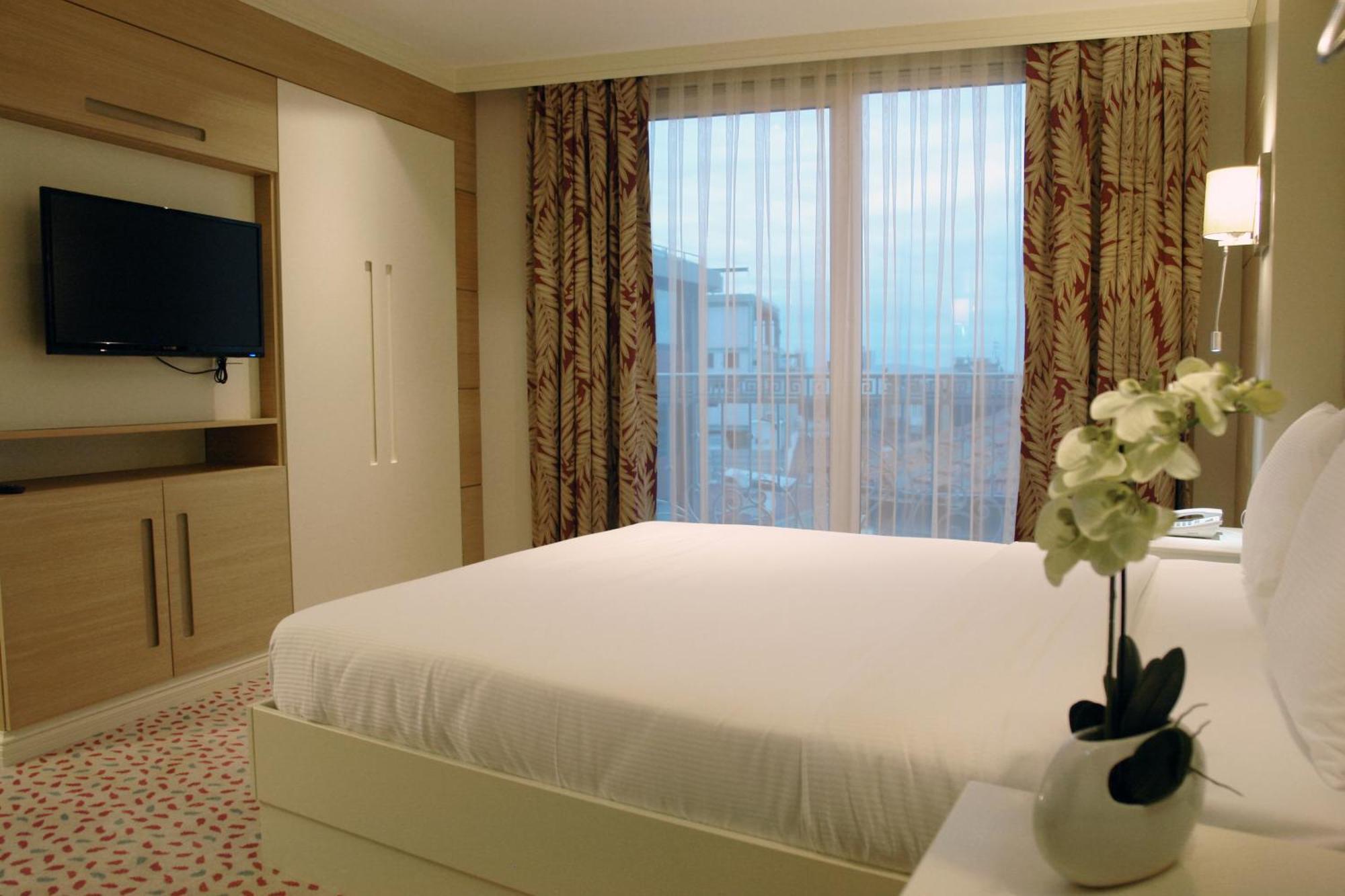 Deluxe Room,738255958:JPEG