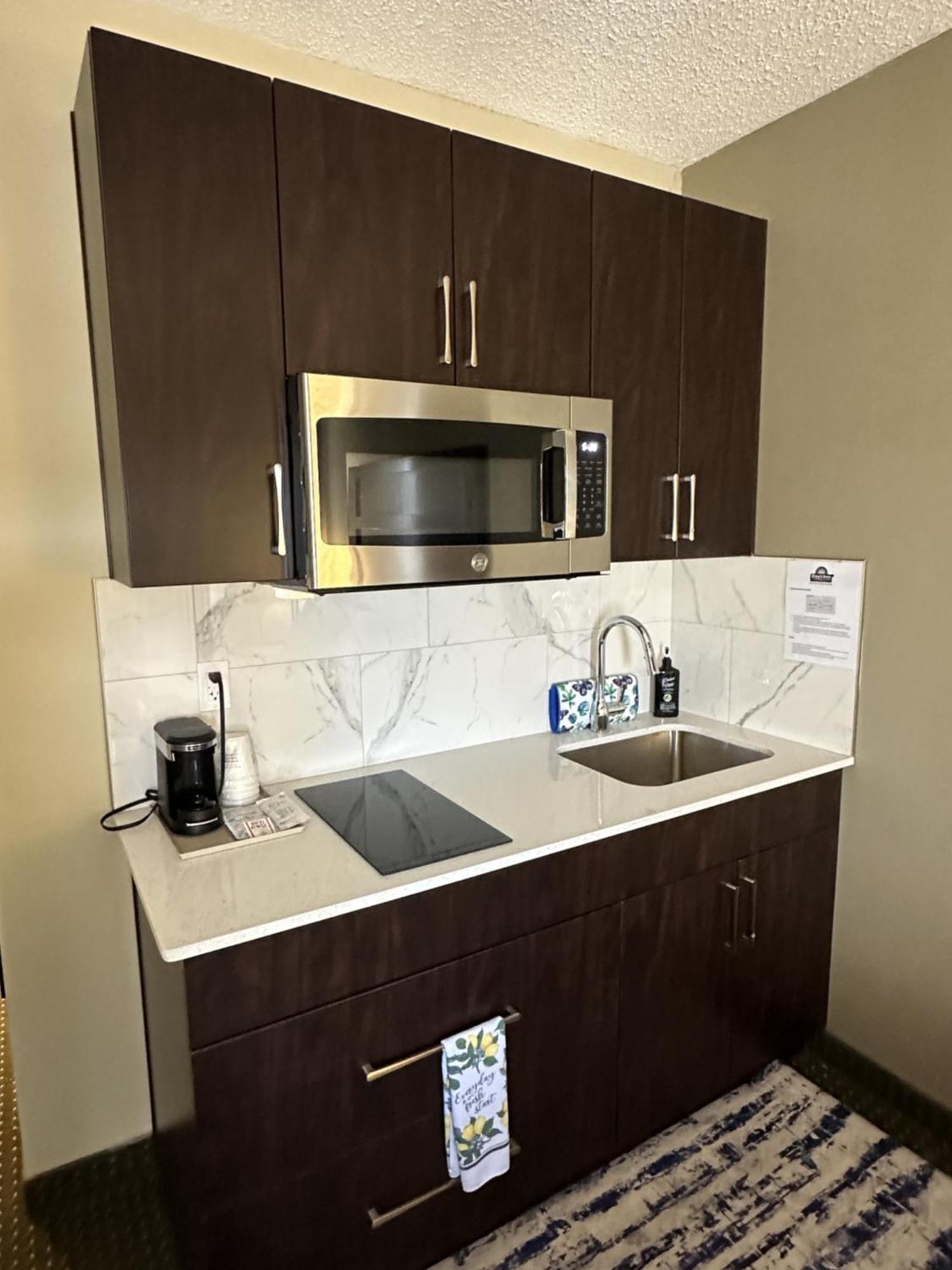 Queen Deluxe Room with Kitchenette - Non-Smoking,1597562188:JPEG