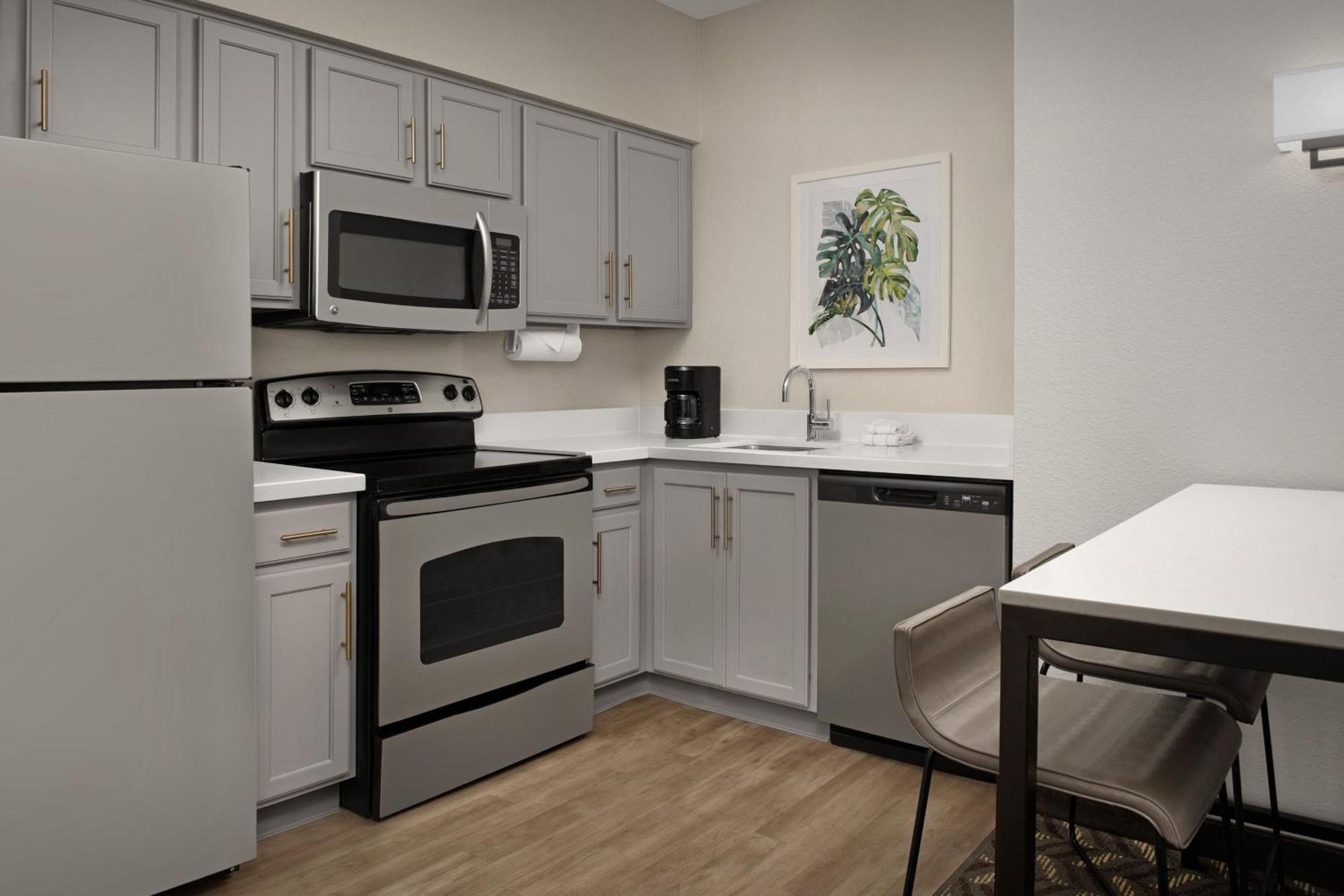 One-Bedroom Queen Suite Two Queens