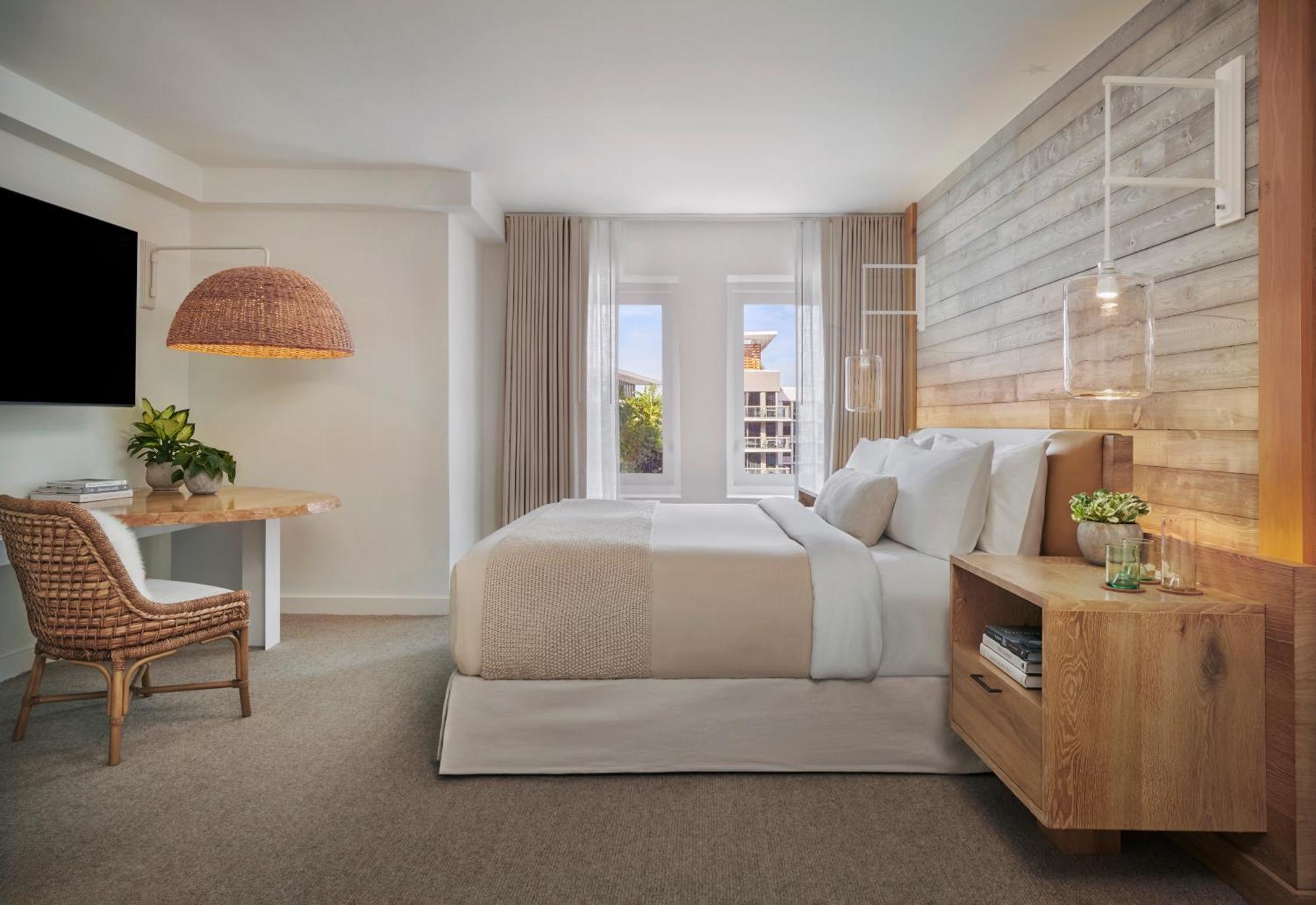 One-Bedroom King Suite with Balcony and City View,1615684859:JPEG