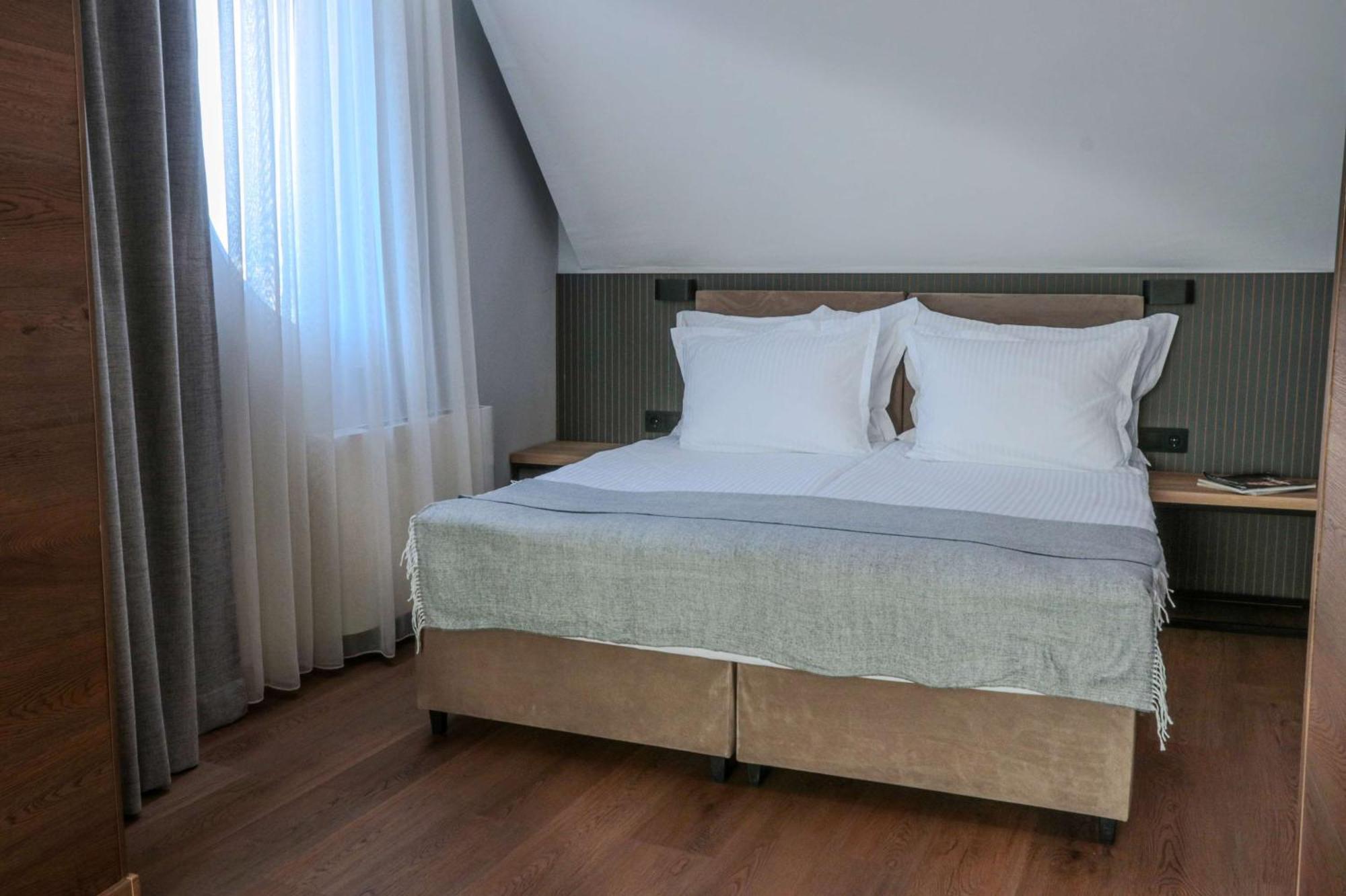 Deluxe Double Room Stair Access Only or Non-Smoking,1624314049:JPEG