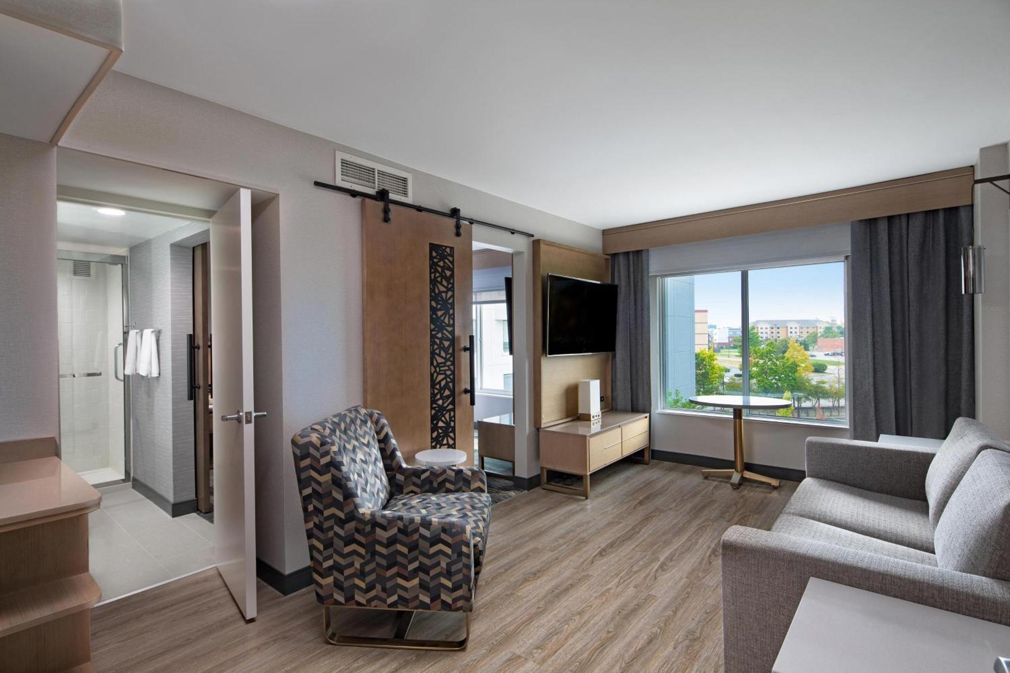 Suite, 1 King, Sofa bed,1645011531:JPEG