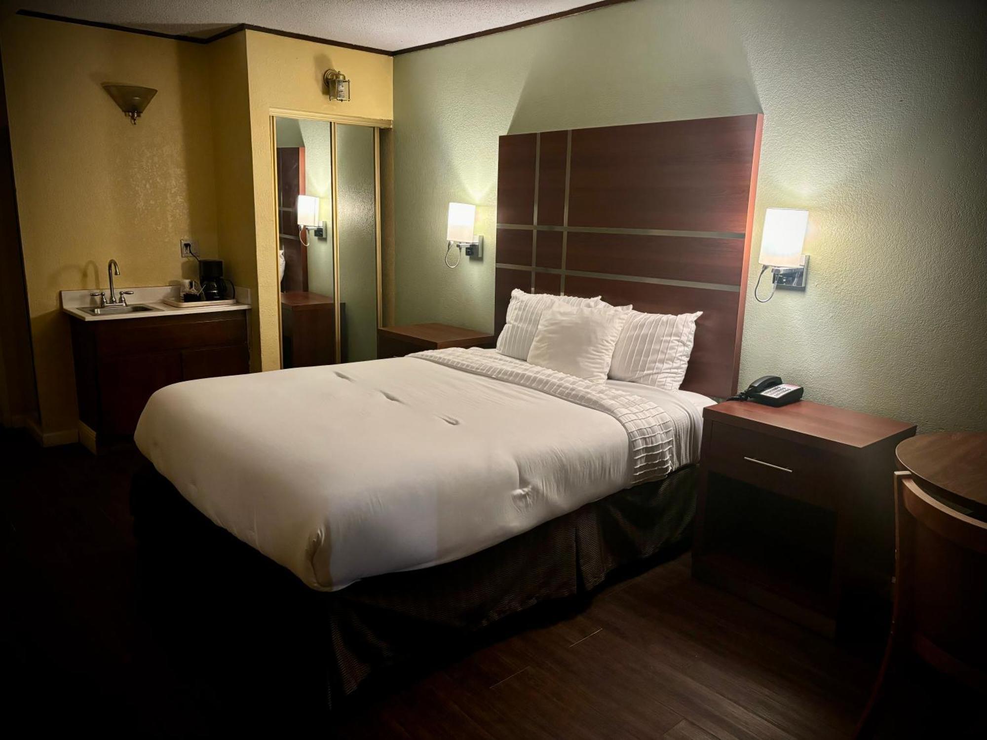 Standard Queen Room